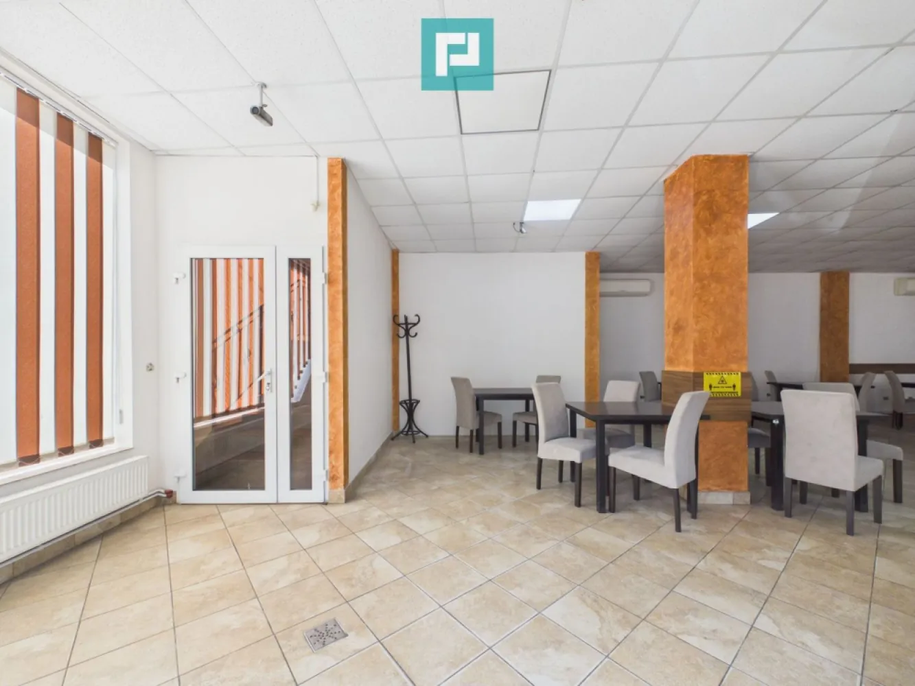 Spațiu comercial pentru închiriere, zona Vlaicu - PROPERTY LAB vă propune spre închiriere:

Spațiu Comercial de Închiriat – PARTER, 144,42 mp utili

Oportunitate excelentă pentru dezvoltarea unei afaceri într-un spațiu comercial generos, funcțional și pregătit pentru utilizare imediată.

Situat la parterul unei clădiri comerciale P+1, spațiul beneficiază de o suprafață utilă de 144,42 mp și oferă o compartimentare practică, adaptabilă unei game variate de activități comerciale sau de servicii.

Compartimentare:

- Salon principal cu suprafață generoasă
- Birou
- Depozit
- Baie

Spațiul este luminos, bine întreținut și recent zugrăvit în lavabilă albă, oferind noului chiriaș posibilitatea de a-l personaliza în funcție de specificul activității desfășurate.

Dotări și utilități:

- Centrală termică proprie pe gaz
- Două aparate de aer condiționat
- Sistem de supraveghere video la interior
- Energie electrică trifazată
- Panouri fotovoltaice
- Apă de la rețea
- Gaz natural
- Racordare la canalizarea orașului
- Uși și geamuri termopan

Datorită suprafeței și compartimentării eficiente, spațiul poate fi utilizat pentru diverse activități, precum cabinet medical, clinică, farmacie, showroom, magazin de prezentare, birouri, centru educațional, salon de servicii, sediu de firmă sau alte activități comerciale.

Proprietatea oferă condiții moderne de funcționare, costuri optimizate prin aportul panourilor fotovoltaice și flexibilitatea necesară pentru adaptarea la cerințele oricărui business.

Sper că această propunere îndeplinește așteptările dumneavoastră.

Pentru mai multe informații sau pentru a programa o vizionare, nu ezitați să mă contactați!

Claudiu Coșeri - Consultant Imobiliar Propertylab
Telefon: 0741 406 291

CP3106990