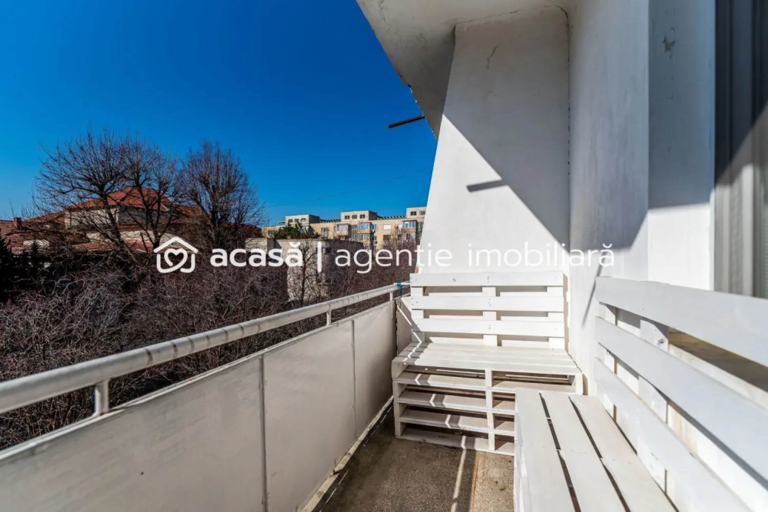 VANDUT! Apartament 2 camere decomandat, Podgoria - COMISION 0 - Vă propun spre vânzare un apartament cu 2 camere, decomandat, situat într-una dintre cele mai căutate zone din Arad – Podgoria, pe strada Alecu Russo. Locuința se află la etajul 2 din 3 într-un bloc solid din cărămidă, ceea ce oferă un confort termic foarte bun. Apartamentul a fost renovat în anul 2020, păstrându-se parchetul din lemn masiv, care adaugă un plus de eleganță și autenticitate spațiului. Compus din: - sufragerie - dormitor - bucătărie cu loc de luat masa - baie - hol - balcon deschis Imobilul dispune de centrală termică proprie pe gaz și se vinde complet mobilat și utilat, fiind o alegere excelentă atât pentru locuință personală, cât și pentru investiție în vederea închirierii, datorită poziționării foarte bune. Zona oferă acces rapid către mijloace de transport, magazine, școli, restaurante și alte puncte de interes ale orașului. 📞 Pentru mai multe detalii sau pentru a programa o vizionare: 0755 274 519 - Daniel Hord – Consultant imobiliar Nu dispui de toată suma? Te ajutăm noi gratuit! Îți obținem oferte de la 16 bănci Ai o proprietate de vânzare în Arad și vrei să știi cât valorează cu adevărat? Sună-mă pentru o evaluare GRATUITĂ! Birou: ACASĂ | Agenție imobiliară Arad Adresă: Bulevardul Decebal 2, Arad }}