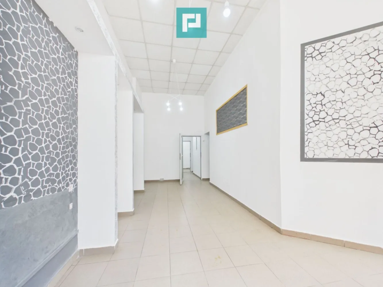 Spațiu comercial pentru închiriere, zona UTA - PROPERTY LAB vă propune spre închiriere:

Spațiu pentru salon de înfrumusețare complet amenajat, disponibil pentru închiriere în zona UTA, Calea Aurel Vlaicu-Arad!

Oportunitate excelentă pentru dezvoltarea sau relocarea unei afaceri din domeniul beauty, într-o zonă cu vizibilitate foarte bună și trafic intens, situată în apropierea Stadionului UTA, la colț cu Calea Victoriei.

Spațiul este compartimentat și pregătit pentru desfășurarea activităților specifice unui salon de înfrumusețare, oferind funcționalitate și confort atât pentru personal, cât și pentru clienți.

Compartimentare:

 • Zonă coafor/frizerie cu 2 posturi de lucru • 2 camere dedicate serviciilor de cosmetică • 1 cameră pentru manichiură și pedichiură • Zonă separată pentru spălat părul (scafă) • Grup sanitar

Utilități și dotări:

 • Apă curentă • Centrală termică proprie pe gaz • Unitate de climatizare pentru un confort optim pe tot parcursul anului • Geamuri și ușă din tâmplărie PVC cu geam termopan • Curent electric • Gaz

Poziționarea excelentă, accesul facil și compartimentarea eficientă transformă această proprietate într-o alegere ideală pentru salon de înfrumusețare, cosmetică, frizerie, barber shop, manichiură-pedichiură sau alte activități din domeniul serviciilor de înfrumusețare.

Succesul unei afaceri începe cu locația potrivită. 

Acest spațiu oferă cadrul ideal pentru dezvoltarea unui business modern într-una dintre cele mai cunoscute zone ale municipiului Arad.

Sper că această propunere îndeplinește așteptările dumneavoastră.

Pentru mai multe informații sau pentru a programa o vizionare, nu ezitați să mă contactați!

Claudiu Coșeri - Consultant Imobiliar Propertylab
Telefon: 0741 406 291

CP3106927