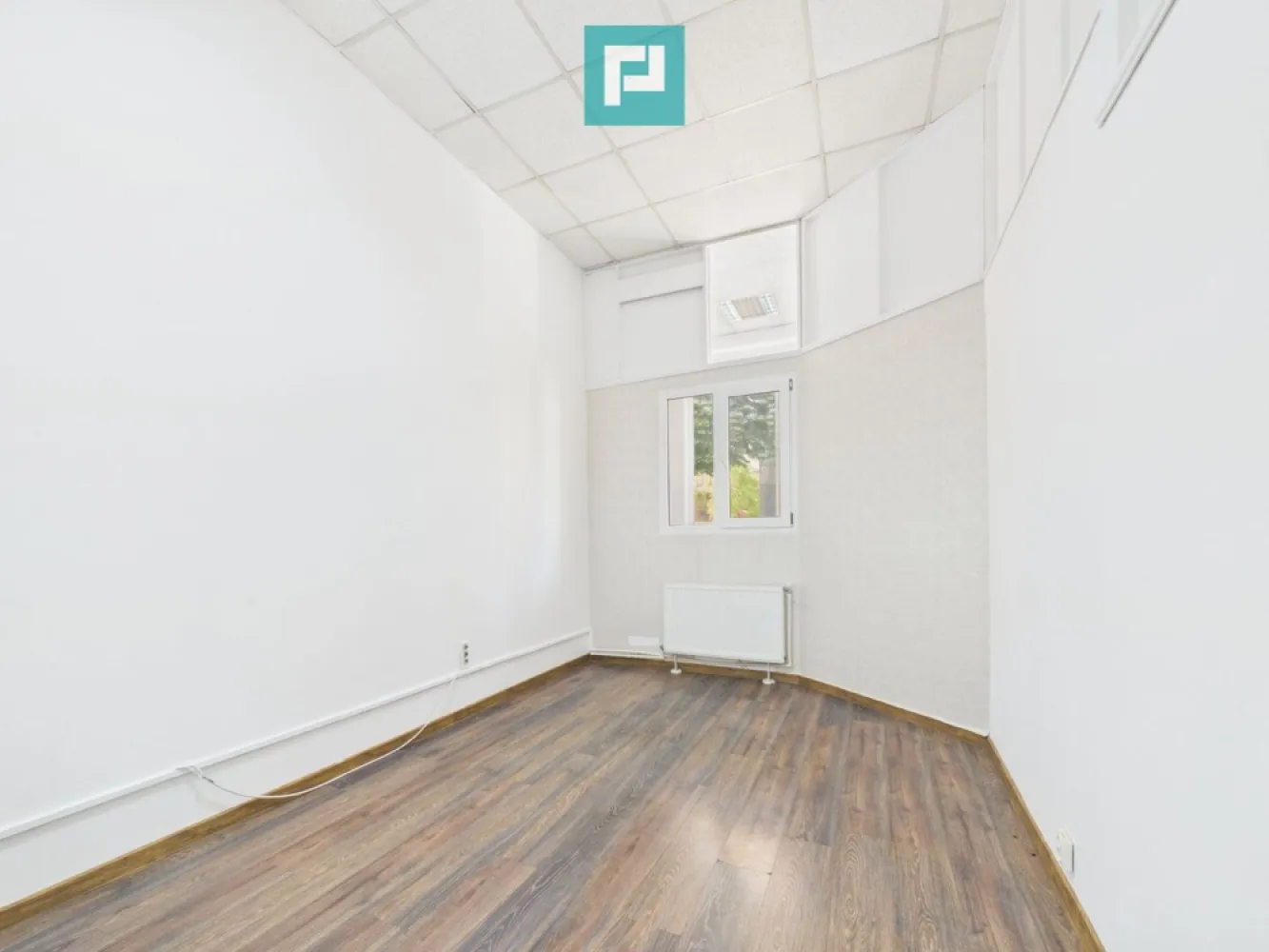 Spațiu comercial pentru închiriere, zona UTA - PROPERTY LAB vă propune spre închiriere:

Spațiu pentru salon de înfrumusețare complet amenajat, disponibil pentru închiriere în zona UTA, Calea Aurel Vlaicu-Arad!

Oportunitate excelentă pentru dezvoltarea sau relocarea unei afaceri din domeniul beauty, într-o zonă cu vizibilitate foarte bună și trafic intens, situată în apropierea Stadionului UTA, la colț cu Calea Victoriei.

Spațiul este compartimentat și pregătit pentru desfășurarea activităților specifice unui salon de înfrumusețare, oferind funcționalitate și confort atât pentru personal, cât și pentru clienți.

Compartimentare:

 • Zonă coafor/frizerie cu 2 posturi de lucru • 2 camere dedicate serviciilor de cosmetică • 1 cameră pentru manichiură și pedichiură • Zonă separată pentru spălat părul (scafă) • Grup sanitar

Utilități și dotări:

 • Apă curentă • Centrală termică proprie pe gaz • Unitate de climatizare pentru un confort optim pe tot parcursul anului • Geamuri și ușă din tâmplărie PVC cu geam termopan • Curent electric • Gaz

Poziționarea excelentă, accesul facil și compartimentarea eficientă transformă această proprietate într-o alegere ideală pentru salon de înfrumusețare, cosmetică, frizerie, barber shop, manichiură-pedichiură sau alte activități din domeniul serviciilor de înfrumusețare.

Succesul unei afaceri începe cu locația potrivită. 

Acest spațiu oferă cadrul ideal pentru dezvoltarea unui business modern într-una dintre cele mai cunoscute zone ale municipiului Arad.

Sper că această propunere îndeplinește așteptările dumneavoastră.

Pentru mai multe informații sau pentru a programa o vizionare, nu ezitați să mă contactați!

Claudiu Coșeri - Consultant Imobiliar Propertylab
Telefon: 0741 406 291

CP3106927
