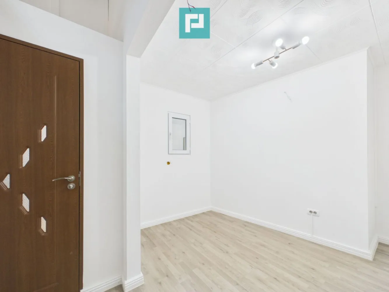 Spațiu comercial pentru închiriere, zona UTA - PROPERTY LAB vă propune spre închiriere:

Spațiu pentru salon de înfrumusețare complet amenajat, disponibil pentru închiriere în zona UTA, Calea Aurel Vlaicu-Arad!

Oportunitate excelentă pentru dezvoltarea sau relocarea unei afaceri din domeniul beauty, într-o zonă cu vizibilitate foarte bună și trafic intens, situată în apropierea Stadionului UTA, la colț cu Calea Victoriei.

Spațiul este compartimentat și pregătit pentru desfășurarea activităților specifice unui salon de înfrumusețare, oferind funcționalitate și confort atât pentru personal, cât și pentru clienți.

Compartimentare:

 • Zonă coafor/frizerie cu 2 posturi de lucru • 2 camere dedicate serviciilor de cosmetică • 1 cameră pentru manichiură și pedichiură • Zonă separată pentru spălat părul (scafă) • Grup sanitar

Utilități și dotări:

 • Apă curentă • Centrală termică proprie pe gaz • Unitate de climatizare pentru un confort optim pe tot parcursul anului • Geamuri și ușă din tâmplărie PVC cu geam termopan • Curent electric • Gaz

Poziționarea excelentă, accesul facil și compartimentarea eficientă transformă această proprietate într-o alegere ideală pentru salon de înfrumusețare, cosmetică, frizerie, barber shop, manichiură-pedichiură sau alte activități din domeniul serviciilor de înfrumusețare.

Succesul unei afaceri începe cu locația potrivită. 

Acest spațiu oferă cadrul ideal pentru dezvoltarea unui business modern într-una dintre cele mai cunoscute zone ale municipiului Arad.

Sper că această propunere îndeplinește așteptările dumneavoastră.

Pentru mai multe informații sau pentru a programa o vizionare, nu ezitați să mă contactați!

Claudiu Coșeri - Consultant Imobiliar Propertylab
Telefon: 0741 406 291

CP3106927