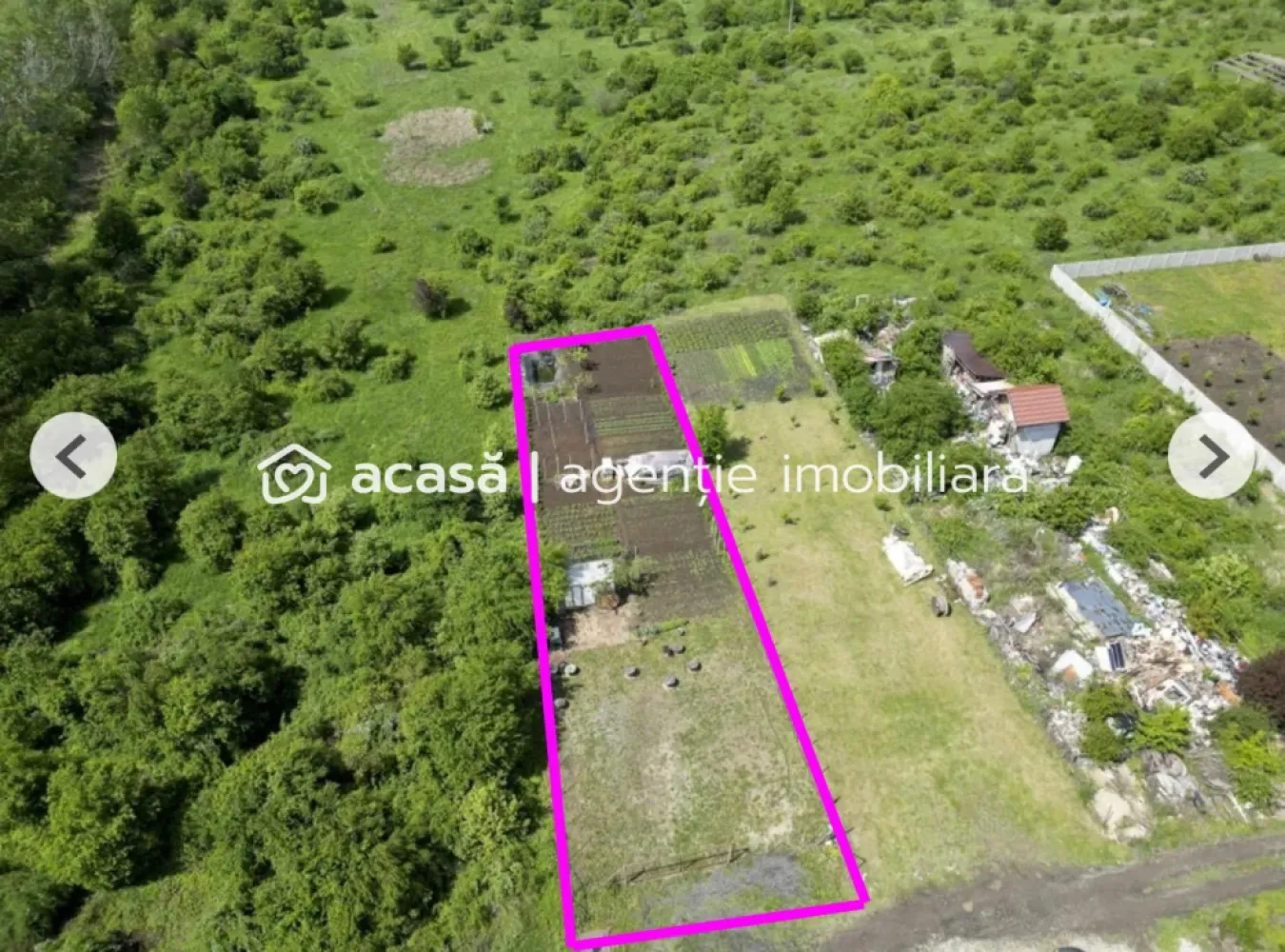 Teren 906 mp Arad, preț sub localitățile limitrofe. - Vrei să construiești o casă pentru familia ta, dar terenurile din jurul Aradului au devenit prea scumpe? Îți propun un teren generos de 906 mp, situat în zona Grădina Poștei, Arad, la doar 55 €/mp, un preț mai mic decât în multe localități limitrofe orașului. Chiar dacă este la periferie, terenul este în municipiul Arad, ceea ce înseamnă adresă de oraș și potențial de dezvoltare pe termen lung. ✔ Suprafață: 906 mp ✔ Front stradal: 15 ml, ideal pentru amplasarea unei case bine proporționate ✔ Zonă extrem de liniștită, cu acces limitat, fără trafic intens ✔ Apă curentă și energie electrică disponibile Momentan nu există gaz și canalizare în zonă, însă acest aspect este deja reflectat în prețul foarte competitiv. Imaginează-ți o curte mare, unde copilul tău se poate juca în siguranță, o terasă spațioasă și suficient loc pentru grădină, foișor sau chiar o mică livadă. Cei 906 mp îți oferă libertatea să construiești inteligent, fără compromisuri legate de spațiu. Frontul de 15 metri îți permite o casă frumos poziționată, cu acces auto confortabil. Este o alegere practică pentru o familie care vrea să construiască etapizat, într-o zonă calmă, ferită de agitația orașului. Sună acum și programează o vizionare. Terenurile mari, la acest preț, în Arad, sunt tot mai rare. 📞 Andrei Caracioni – 0757 662 907 Cod proprietate: CP2937278 }}