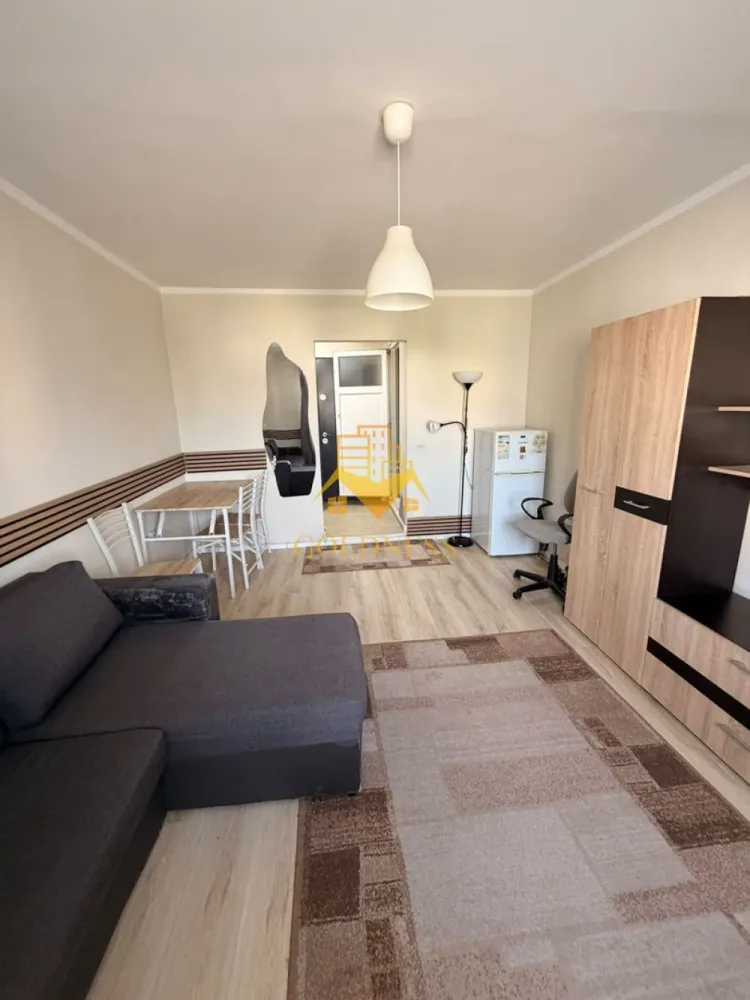 Garsoniera, Zona Cojocna, Expo Transilvania, Ira, Marasti - GOLDNESS Imobiliare vă propune spre închiriere un apartament cu camere complet mobilat și utilat, la etajul într-un imobil de etaje, în Cartierul Marasti, zona Expo Transilvania.
Dispune de loc de parcare!
Se află în apropierea stațiilor de transport în comun, magazine, restaurante, spații verzi, farmacii, etc. 

Apartamentul este compartimentat astfel:
 - camera cu canapea extensibila, loc de servit masa, comoda tv, dulap
 - bucatarie complet utilată și mobilată, masina de spalat haine
 - baie cu dus, calorifer port prosop și dulap pentru depozitare.
 
Imobilul este dotat cu toate cele necesare- frigider, aragaz, hotă, mașină de spălat haine, etc. 

Dacă sunteți interesați de acest apartament și doriți să îl vizionați, dar și pentru alte oferte nu ezitați să ne contactați telefonic sau prin e-mail. Vă stăm la dispoziție!
Pentru intermediere se percepe un comision de 200 euro!