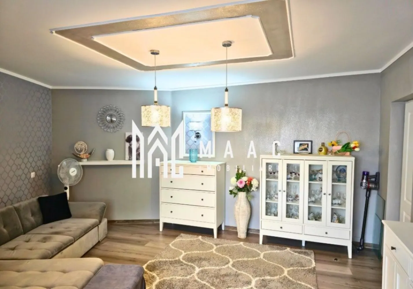 Apartament 2 camere decomandat | Central,Baile Govora| 56 mp - Apartament de vânzare cu 2 camere decomandat în zona Central din Baile Govora, cu 56 mp utili, amplasat la etajul 1 al unui imobil finalizat.

Detalii proprietate:
• Suprafață utilă: 56 mp
• Apartament decomandat
• Etaj 1 din 4
• An construcție: 1980
• Construcție finalizată, structură din cărămidă
• Renovat recent, cu instalația sanitară și instalația electrică înnoite
• Se vinde mobilat și utilat cu frigider, aragaz, mașină de spălat și hotă
• Centrală termică cu termostat și 2 senzori de gaz
• Izolație termică la exterior și la interior
• Parchet în camere, gresie și faianță în baie, bucătărie și hol
• Baie cu fereastră, cabină de duș cu hidromasaj și bideu
• Apartamentul beneficiază de balcon și de o boxă amplasată sub balcon

Proprietatea este situată în zona Central din Râmnicu Vâlcea. Prezentarea publică păstrează localizarea la nivel de zonă, iar informațiile suplimentare despre poziționare și vecinătăți pot fi confirmate la vizionare.

Pentru detalii suplimentare și programarea unei vizionări, contactați echipa MAAC Imobiliare. Cod anunț CP3207675.

Conținut optimizat cu AI, aprobat de agent uman.