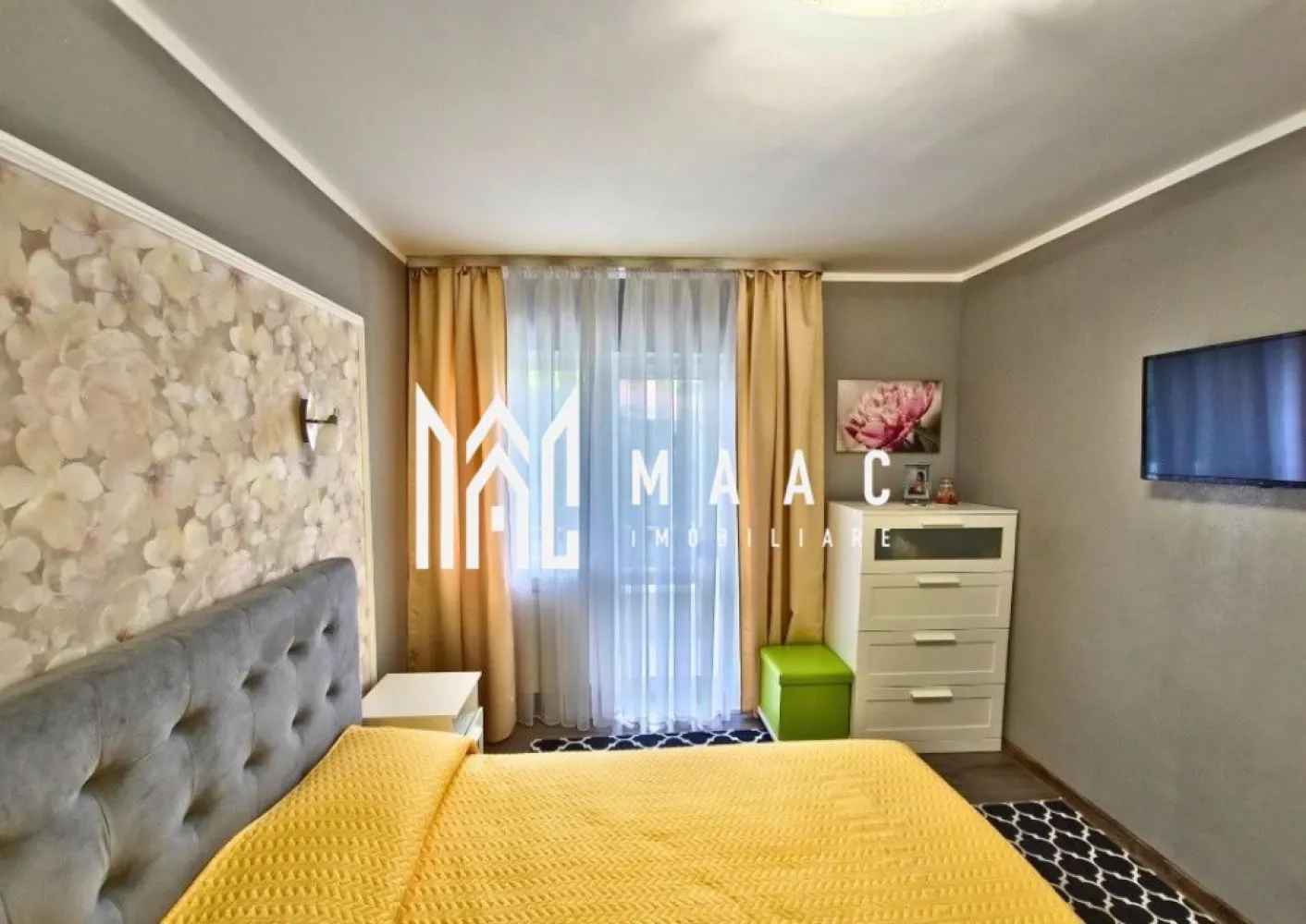Apartament 2 camere decomandat | Central,Baile Govora| 56 mp - Apartament de vânzare cu 2 camere decomandat în zona Central din Baile Govora, cu 56 mp utili, amplasat la etajul 1 al unui imobil finalizat.

Detalii proprietate:
• Suprafață utilă: 56 mp
• Apartament decomandat
• Etaj 1 din 4
• An construcție: 1980
• Construcție finalizată, structură din cărămidă
• Renovat recent, cu instalația sanitară și instalația electrică înnoite
• Se vinde mobilat și utilat cu frigider, aragaz, mașină de spălat și hotă
• Centrală termică cu termostat și 2 senzori de gaz
• Izolație termică la exterior și la interior
• Parchet în camere, gresie și faianță în baie, bucătărie și hol
• Baie cu fereastră, cabină de duș cu hidromasaj și bideu
• Apartamentul beneficiază de balcon și de o boxă amplasată sub balcon

Proprietatea este situată în zona Central din Râmnicu Vâlcea. Prezentarea publică păstrează localizarea la nivel de zonă, iar informațiile suplimentare despre poziționare și vecinătăți pot fi confirmate la vizionare.

Pentru detalii suplimentare și programarea unei vizionări, contactați echipa MAAC Imobiliare. Cod anunț CP3207675.

Conținut optimizat cu AI, aprobat de agent uman.