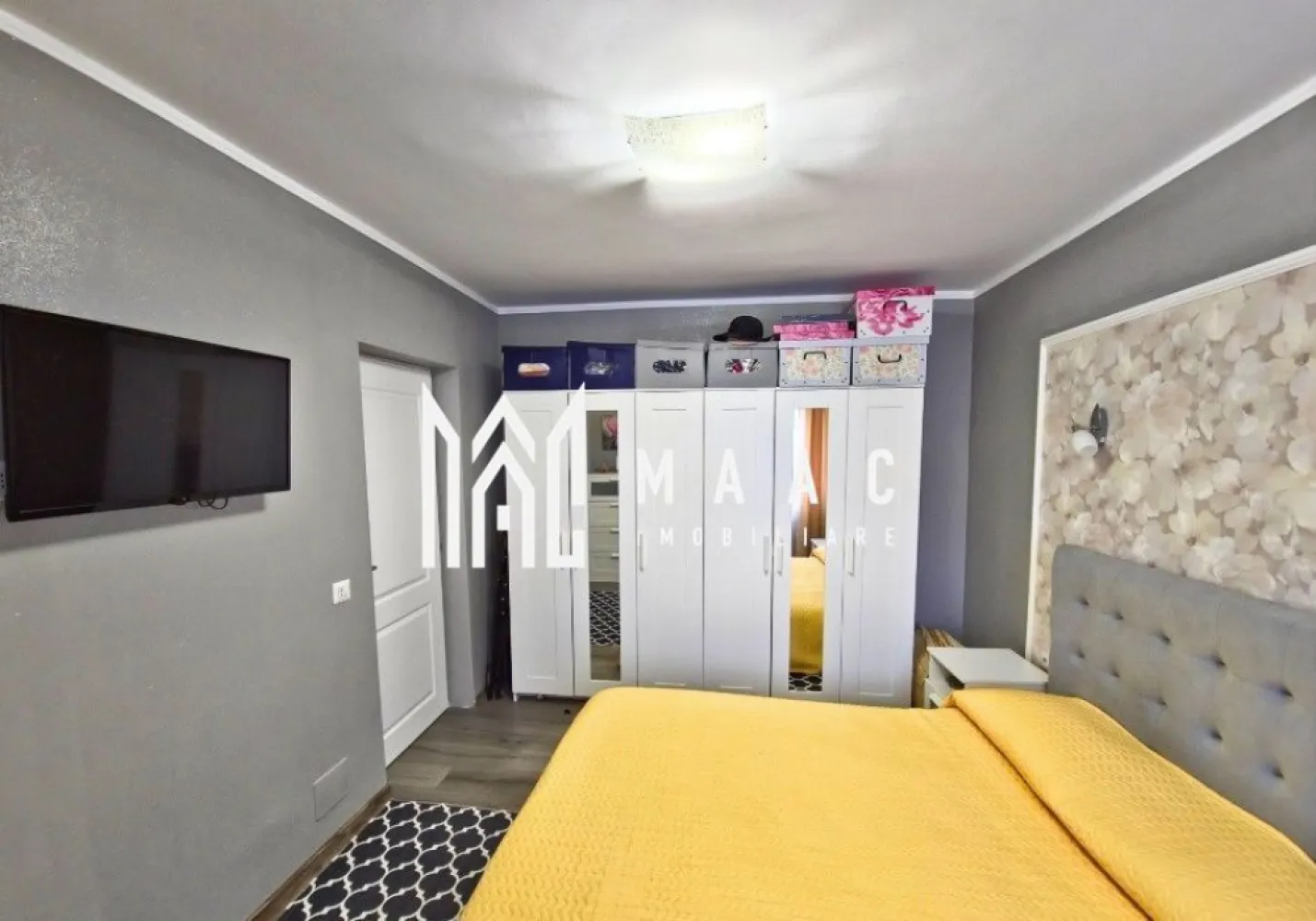 Apartament 2 camere decomandat | Central,Baile Govora| 56 mp - Apartament de vânzare cu 2 camere decomandat în zona Central din Baile Govora, cu 56 mp utili, amplasat la etajul 1 al unui imobil finalizat.

Detalii proprietate:
• Suprafață utilă: 56 mp
• Apartament decomandat
• Etaj 1 din 4
• An construcție: 1980
• Construcție finalizată, structură din cărămidă
• Renovat recent, cu instalația sanitară și instalația electrică înnoite
• Se vinde mobilat și utilat cu frigider, aragaz, mașină de spălat și hotă
• Centrală termică cu termostat și 2 senzori de gaz
• Izolație termică la exterior și la interior
• Parchet în camere, gresie și faianță în baie, bucătărie și hol
• Baie cu fereastră, cabină de duș cu hidromasaj și bideu
• Apartamentul beneficiază de balcon și de o boxă amplasată sub balcon

Proprietatea este situată în zona Central din Râmnicu Vâlcea. Prezentarea publică păstrează localizarea la nivel de zonă, iar informațiile suplimentare despre poziționare și vecinătăți pot fi confirmate la vizionare.

Pentru detalii suplimentare și programarea unei vizionări, contactați echipa MAAC Imobiliare. Cod anunț CP3207675.

Conținut optimizat cu AI, aprobat de agent uman.