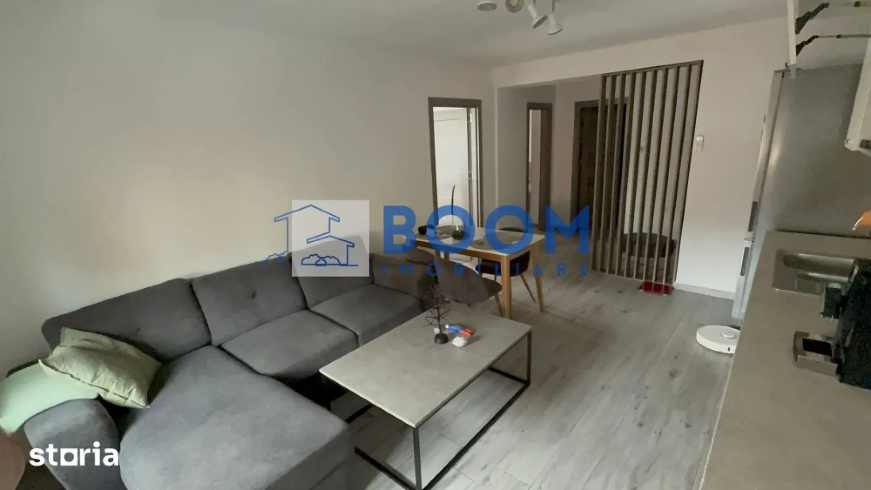 Apartament 3 camere mobilat-utilat | Etaj 1 | Zona Bulevard - Boom Imobiliare vă propune spre vânzare un apartament modern cu 3 camere, situat într-un imobil boutique exclusivist, amplasat pe o stradă liniștită, în imediata apropiere a bulevardului Dem Rădulescu.

Imobilul este compus din doar 5 apartamente, oferind un plus de intimitate, liniște și confort, fiind o alternativă excelentă la blocurile mari și aglomerate.

Apartamentul beneficiază de o compartimentare eficientă și spații generoase, fiind compus din living cu bucătărie open space complet mobilată și utilată, două dormitoare, baie modernă, dressing separat și un balcon de 13 mp, ideal pentru relaxare.

Locuința este finisată cu materiale de calitate și se vinde mobilată și utilată. Dispune de centrală termică proprie pe gaz, încălzire în pardoseală în toate încăperile, electrocasnice incluse și numeroase spații de depozitare.

Unul dintre marile avantaje ale proprietății îl reprezintă facilitățile comune ale imobilului. Curtea privată oferă loc de joacă pentru copii, zonă de relaxare și spațiu amenajat pentru grătar, dotat cu BBQ, chiuvetă, masă și bănci. Practic, beneficiezi de confortul unui apartament și de avantajele unei case.

Poziționarea este excelentă, într-o zonă liniștită, ferită de zgomotul bulevardului, la doar câteva minute de mers pe jos de Anabella Park și Lidl. În apropiere se află brutărie, magazin alimentar, benzinărie și toate facilitățile necesare unui stil de viață confortabil.

Opțional se poate achiziționa o terasă individuală închisă cu geam la prețul de 9.000 euro și un loc de parcare în curtea privată cu acces prin barieră la prețul de 5.000 euro.

Datorită poziției, calității construcției și compartimentării, apartamentul este alegerea ideală atât pentru locuit, cât și pentru investiție, având un excelent potențial pentru închiriere.

Pentru mai multe informații și programarea unei vizionări, echipa Boom Imobiliare vă stă la dispoziție. CP3215301