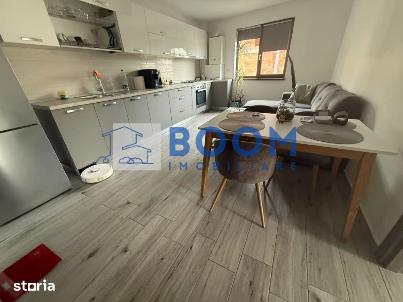 Apartament 3 camere mobilat-utilat | Etaj 1 | Zona Bulevard - Boom Imobiliare vă propune spre vânzare un apartament modern cu 3 camere, situat într-un imobil boutique exclusivist, amplasat pe o stradă liniștită, în imediata apropiere a bulevardului Dem Rădulescu.

Imobilul este compus din doar 5 apartamente, oferind un plus de intimitate, liniște și confort, fiind o alternativă excelentă la blocurile mari și aglomerate.

Apartamentul beneficiază de o compartimentare eficientă și spații generoase, fiind compus din living cu bucătărie open space complet mobilată și utilată, două dormitoare, baie modernă, dressing separat și un balcon de 13 mp, ideal pentru relaxare.

Locuința este finisată cu materiale de calitate și se vinde mobilată și utilată. Dispune de centrală termică proprie pe gaz, încălzire în pardoseală în toate încăperile, electrocasnice incluse și numeroase spații de depozitare.

Unul dintre marile avantaje ale proprietății îl reprezintă facilitățile comune ale imobilului. Curtea privată oferă loc de joacă pentru copii, zonă de relaxare și spațiu amenajat pentru grătar, dotat cu BBQ, chiuvetă, masă și bănci. Practic, beneficiezi de confortul unui apartament și de avantajele unei case.

Poziționarea este excelentă, într-o zonă liniștită, ferită de zgomotul bulevardului, la doar câteva minute de mers pe jos de Anabella Park și Lidl. În apropiere se află brutărie, magazin alimentar, benzinărie și toate facilitățile necesare unui stil de viață confortabil.

Opțional se poate achiziționa o terasă individuală închisă cu geam la prețul de 9.000 euro și un loc de parcare în curtea privată cu acces prin barieră la prețul de 5.000 euro.

Datorită poziției, calității construcției și compartimentării, apartamentul este alegerea ideală atât pentru locuit, cât și pentru investiție, având un excelent potențial pentru închiriere.

Pentru mai multe informații și programarea unei vizionări, echipa Boom Imobiliare vă stă la dispoziție. CP3215301