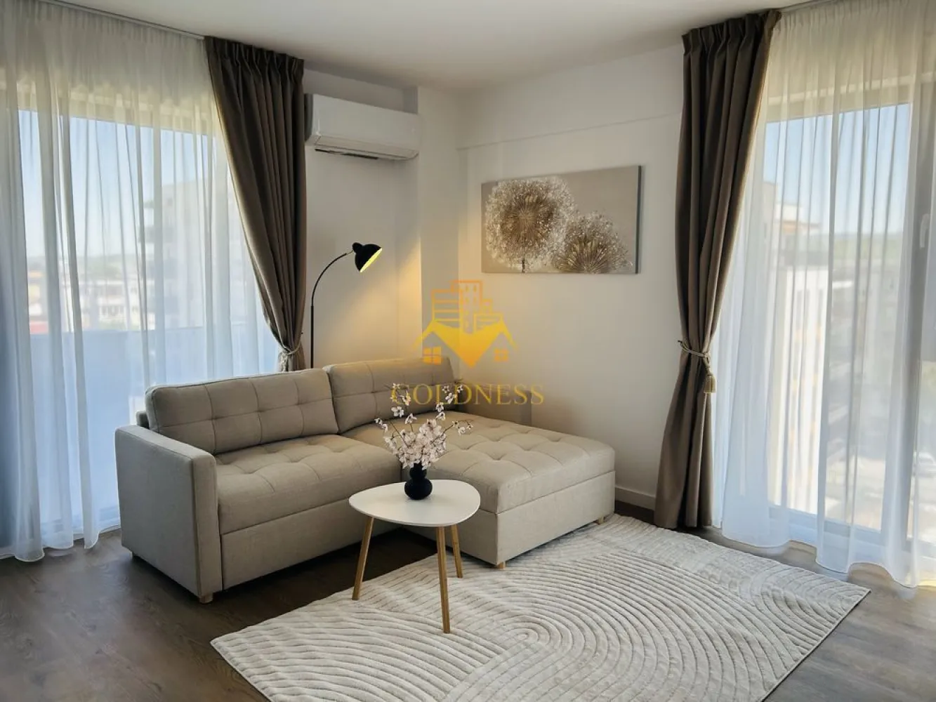 Apartament 2 cam superfinisat Intre Lacuri Residence! Prima inchiriere - GOLDNESS Imobiliare vă propune spre închiriere un apartament cu 2 camere, având o suprafață utilă de 55 mp, complet mobilat și utilat, situat la etajul 5 din 6, într-un imobil nou finalizat în 2026, în cartierul Între Lacuri.

Dispune de loc de parcare subteran inclus.

Se află într-o zonă liniștită, cu trafic redus, în apropierea Parcului Între Lacuri, a magazinelor Lidl, Kaufland și Leroy Merlin, la aproximativ 5 minute de stațiile de transport în comun și la doar câteva minute de Iulius Mall.

Apartamentul este compartimentat astfel:

dormitor;
living spațios cu canapea extensibilă;
bucătărie separată, complet mobilată și utilată;
baie;
hol;
balcon.

Locuința beneficiază de orientare sud-vestică, oferind lumină naturală pe tot parcursul zilei.

Imobilul este dotat cu toate cele necesare pentru un confort ridicat:

încălzire în pardoseală;
aer condiționat;
mașină de spălat vase;
mașină de spălat haine cu uscător;
electrocasnice moderne;
lift.

De asemenea, apartamentul dispune de spațiu pentru birou atât în dormitor, cât și în living, fiind potrivit inclusiv pentru persoanele care lucrează de acasă.

Apartamentul se află la prima închiriere și este disponibil începând cu data de 1 august 2026.

Este ideal pentru un cuplu, o persoană singură sau o familie. Nu se acceptă animale de companie.

Dacă sunteți interesați de acest apartament și doriți să îl vizionați, dar și pentru alte oferte, nu ezitați să ne contactați telefonic sau prin e-mail. Vă stăm la dispoziție!

Pentru intermediere se percepe un comision de 50% din prețul chiriei!