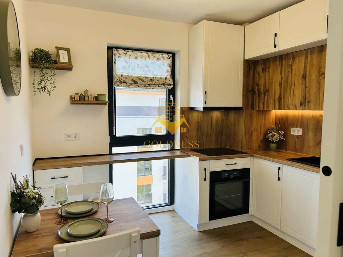 Apartament 2 cam superfinisat Intre Lacuri Residence! Prima inchiriere - GOLDNESS Imobiliare vă propune spre închiriere un apartament cu 2 camere, având o suprafață utilă de 55 mp, complet mobilat și utilat, situat la etajul 5 din 6, într-un imobil nou finalizat în 2026, în cartierul Între Lacuri.

Dispune de loc de parcare subteran inclus.

Se află într-o zonă liniștită, cu trafic redus, în apropierea Parcului Între Lacuri, a magazinelor Lidl, Kaufland și Leroy Merlin, la aproximativ 5 minute de stațiile de transport în comun și la doar câteva minute de Iulius Mall.

Apartamentul este compartimentat astfel:

dormitor;
living spațios cu canapea extensibilă;
bucătărie separată, complet mobilată și utilată;
baie;
hol;
balcon.

Locuința beneficiază de orientare sud-vestică, oferind lumină naturală pe tot parcursul zilei.

Imobilul este dotat cu toate cele necesare pentru un confort ridicat:

încălzire în pardoseală;
aer condiționat;
mașină de spălat vase;
mașină de spălat haine cu uscător;
electrocasnice moderne;
lift.

De asemenea, apartamentul dispune de spațiu pentru birou atât în dormitor, cât și în living, fiind potrivit inclusiv pentru persoanele care lucrează de acasă.

Apartamentul se află la prima închiriere și este disponibil începând cu data de 1 august 2026.

Este ideal pentru un cuplu, o persoană singură sau o familie. Nu se acceptă animale de companie.

Dacă sunteți interesați de acest apartament și doriți să îl vizionați, dar și pentru alte oferte, nu ezitați să ne contactați telefonic sau prin e-mail. Vă stăm la dispoziție!

Pentru intermediere se percepe un comision de 50% din prețul chiriei!