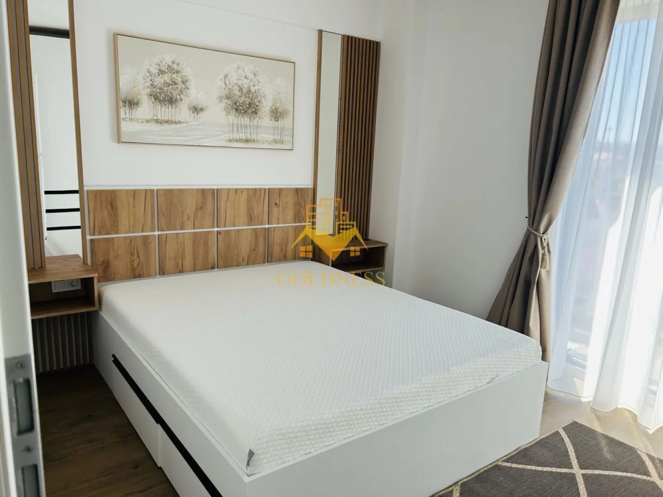Apartament 2 cam superfinisat Intre Lacuri Residence! Prima inchiriere - GOLDNESS Imobiliare vă propune spre închiriere un apartament cu 2 camere, având o suprafață utilă de 55 mp, complet mobilat și utilat, situat la etajul 5 din 6, într-un imobil nou finalizat în 2026, în cartierul Între Lacuri.

Dispune de loc de parcare subteran inclus.

Se află într-o zonă liniștită, cu trafic redus, în apropierea Parcului Între Lacuri, a magazinelor Lidl, Kaufland și Leroy Merlin, la aproximativ 5 minute de stațiile de transport în comun și la doar câteva minute de Iulius Mall.

Apartamentul este compartimentat astfel:

dormitor;
living spațios cu canapea extensibilă;
bucătărie separată, complet mobilată și utilată;
baie;
hol;
balcon.

Locuința beneficiază de orientare sud-vestică, oferind lumină naturală pe tot parcursul zilei.

Imobilul este dotat cu toate cele necesare pentru un confort ridicat:

încălzire în pardoseală;
aer condiționat;
mașină de spălat vase;
mașină de spălat haine cu uscător;
electrocasnice moderne;
lift.

De asemenea, apartamentul dispune de spațiu pentru birou atât în dormitor, cât și în living, fiind potrivit inclusiv pentru persoanele care lucrează de acasă.

Apartamentul se află la prima închiriere și este disponibil începând cu data de 1 august 2026.

Este ideal pentru un cuplu, o persoană singură sau o familie. Nu se acceptă animale de companie.

Dacă sunteți interesați de acest apartament și doriți să îl vizionați, dar și pentru alte oferte, nu ezitați să ne contactați telefonic sau prin e-mail. Vă stăm la dispoziție!

Pentru intermediere se percepe un comision de 50% din prețul chiriei!