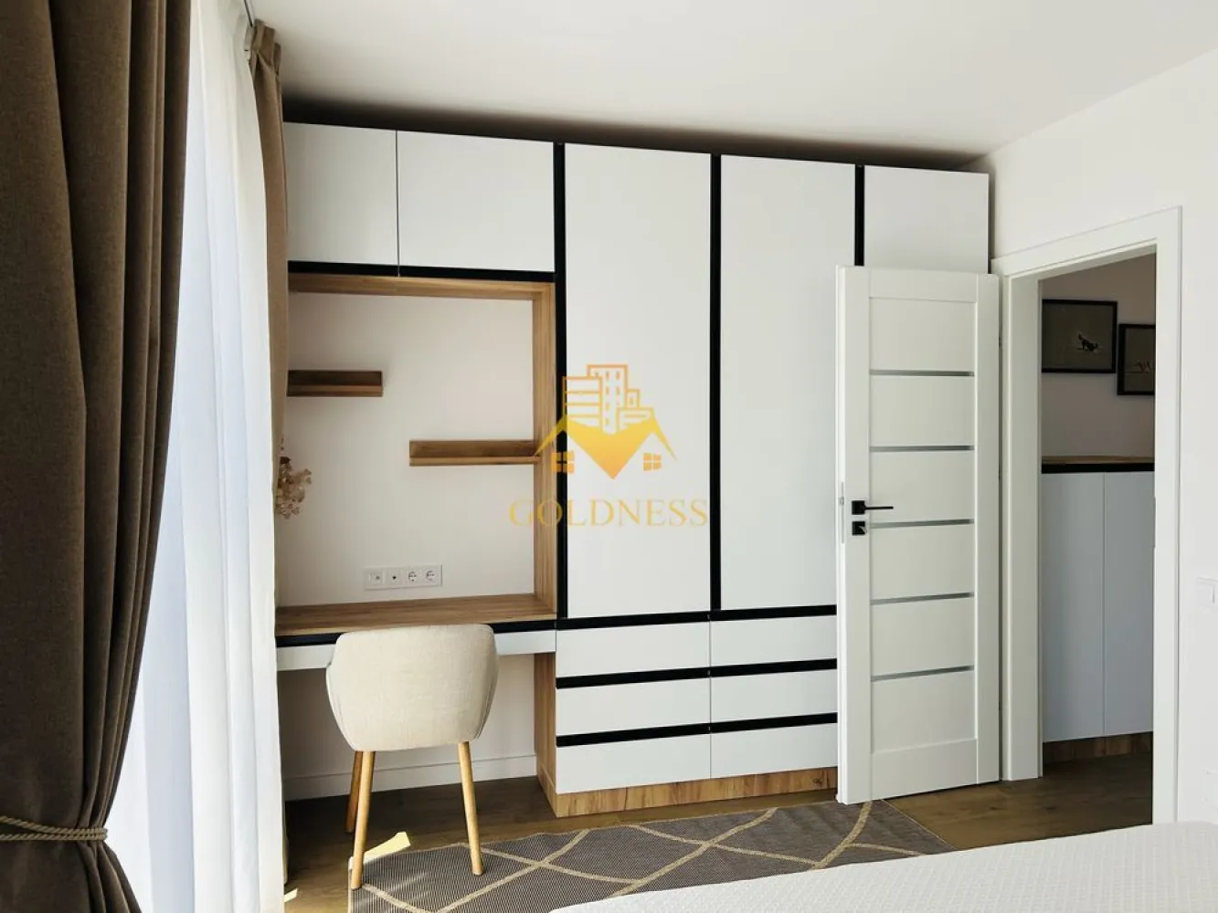 Apartament 2 cam superfinisat Intre Lacuri Residence! Prima inchiriere - GOLDNESS Imobiliare vă propune spre închiriere un apartament cu 2 camere, având o suprafață utilă de 55 mp, complet mobilat și utilat, situat la etajul 5 din 6, într-un imobil nou finalizat în 2026, în cartierul Între Lacuri.

Dispune de loc de parcare subteran inclus.

Se află într-o zonă liniștită, cu trafic redus, în apropierea Parcului Între Lacuri, a magazinelor Lidl, Kaufland și Leroy Merlin, la aproximativ 5 minute de stațiile de transport în comun și la doar câteva minute de Iulius Mall.

Apartamentul este compartimentat astfel:

dormitor;
living spațios cu canapea extensibilă;
bucătărie separată, complet mobilată și utilată;
baie;
hol;
balcon.

Locuința beneficiază de orientare sud-vestică, oferind lumină naturală pe tot parcursul zilei.

Imobilul este dotat cu toate cele necesare pentru un confort ridicat:

încălzire în pardoseală;
aer condiționat;
mașină de spălat vase;
mașină de spălat haine cu uscător;
electrocasnice moderne;
lift.

De asemenea, apartamentul dispune de spațiu pentru birou atât în dormitor, cât și în living, fiind potrivit inclusiv pentru persoanele care lucrează de acasă.

Apartamentul se află la prima închiriere și este disponibil începând cu data de 1 august 2026.

Este ideal pentru un cuplu, o persoană singură sau o familie. Nu se acceptă animale de companie.

Dacă sunteți interesați de acest apartament și doriți să îl vizionați, dar și pentru alte oferte, nu ezitați să ne contactați telefonic sau prin e-mail. Vă stăm la dispoziție!

Pentru intermediere se percepe un comision de 50% din prețul chiriei!