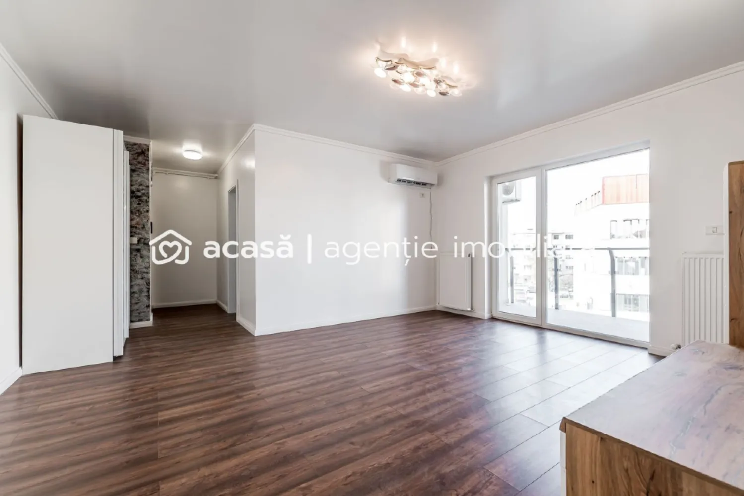 Apartament 2 camere | Etaj 2 – lângă MedLife Genesys - Apartamentul se află la etajul 2, într-un bloc construit în 2020, cu o suprafață de 85 mp conform CF. Locuința este nouă cu finisaje premium. Detalii: -2 camere -semidecomandat -85 mp suprafață conform CF -etaj 2 -balcon deschis -bloc nou (2020) -finisaje premium Există posibilitatea de achiziție a unui loc de parcare (se discută separat). Preț: 119.000 € Pentru mai multe informații sau programarea unei vizionări, vă rog să mă contactați. Tel: 0742267773 Andreea Szuchanszki Nu dispui de toată suma? Te ajutăm noi gratuit! Îți obținem oferte de la 16 bănci. Ai o proprietate de vânzare în Arad și vrei să știi cât valorează cu adevărat? }}
