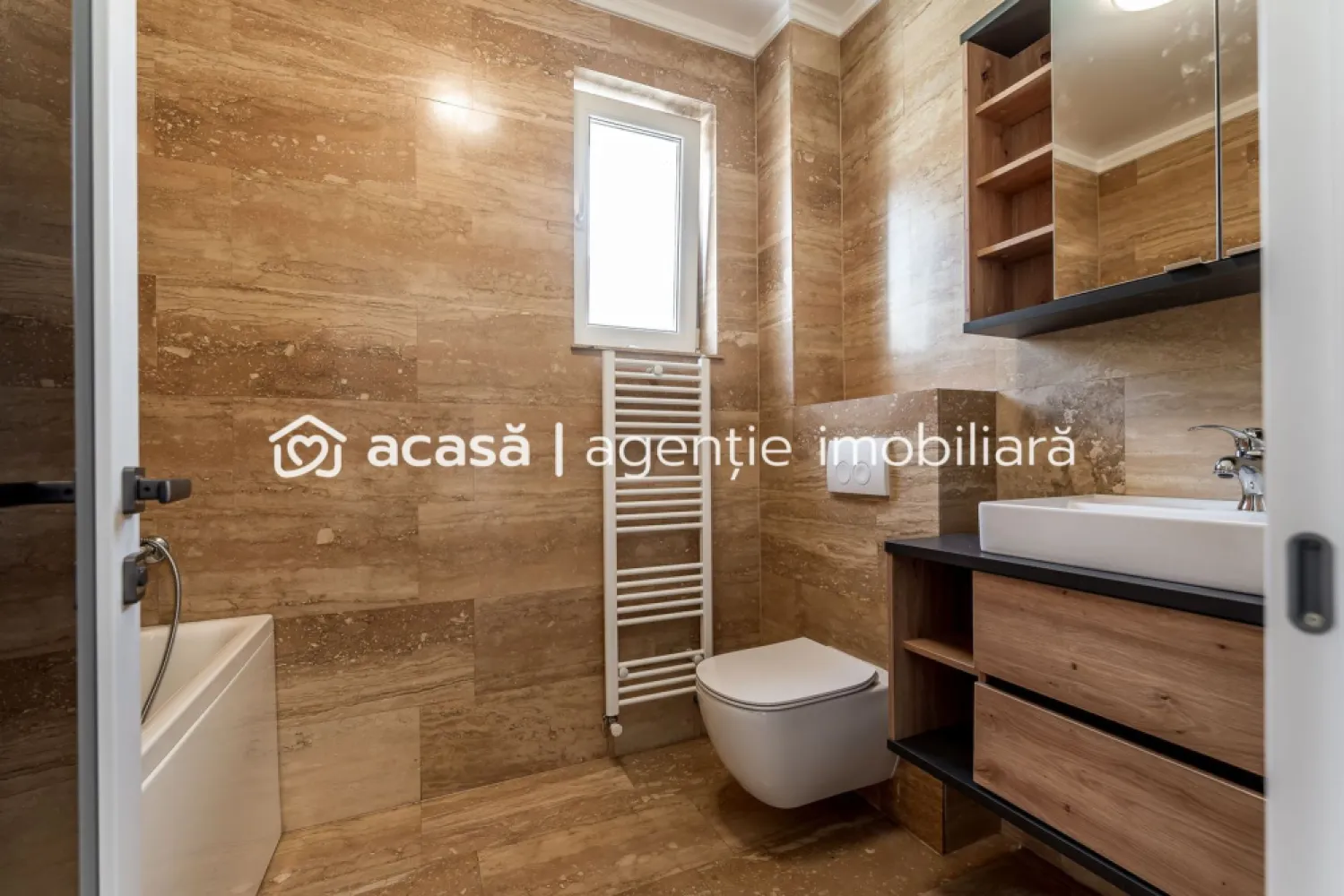 Apartament 2 camere | Etaj 2 – lângă MedLife Genesys - Apartamentul se află la etajul 2, într-un bloc construit în 2020, cu o suprafață de 85 mp conform CF. Locuința este nouă cu finisaje premium. Detalii: -2 camere -semidecomandat -85 mp suprafață conform CF -etaj 2 -balcon deschis -bloc nou (2020) -finisaje premium Există posibilitatea de achiziție a unui loc de parcare (se discută separat). Preț: 119.000 € Pentru mai multe informații sau programarea unei vizionări, vă rog să mă contactați. Tel: 0742267773 Andreea Szuchanszki Nu dispui de toată suma? Te ajutăm noi gratuit! Îți obținem oferte de la 16 bănci. Ai o proprietate de vânzare în Arad și vrei să știi cât valorează cu adevărat? }}