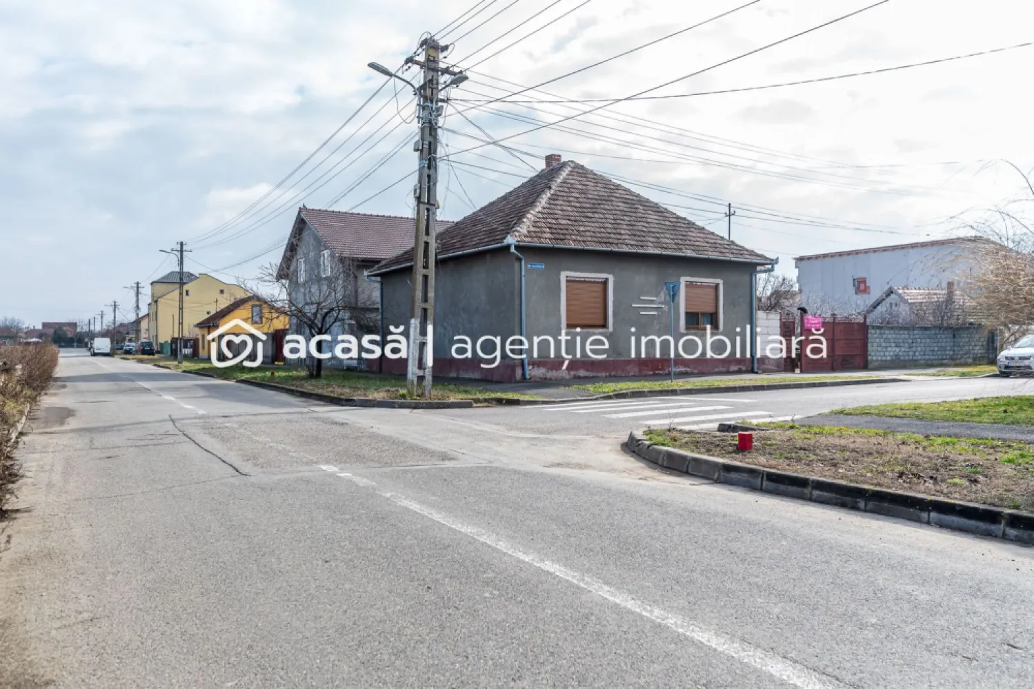 Casă de renovat cu 773 mp teren la preț de apartament - Casă modestă pentru cei care caută liniște, spațiu și libertatea de a-și amenaja locuința după propriul stil. Proprietatea este situată la marginea cartierului Bujac și reprezintă o alegere potrivită pentru o familie care își dorește casă pe teren propriu, nu apartament. Imobilul este construit din cărămidă și necesită renovare completă, oferind astfel posibilitatea de personalizare totală. Poziționarea pe colț asigură acces facil și deschidere amplă. Caracteristici principale: Teren: 773 mp Front stradal total: 40 m pe două străzi Construcție din cărămidă Posibilitate racordare gaz (la stradă) Zonă liniștită, aerisită Comision 0 la achizitie. Prețul este unul atractiv pentru suprafața oferită și poziționare, comparabil cu cel al unui apartament. 📞 Contact: 0757 662 907 Andrei Caracioni consultant imobiliar Acasa Arad. Nu dispui de toată suma? Te ajutăm noi gratuit! Îți obținem oferte de la 16 bănci. Birou: ACASĂ | Agenție imobiliară Arad Bulevardul Decebal 2, Arad 310133 Cod proprietate: CP2923594 }}