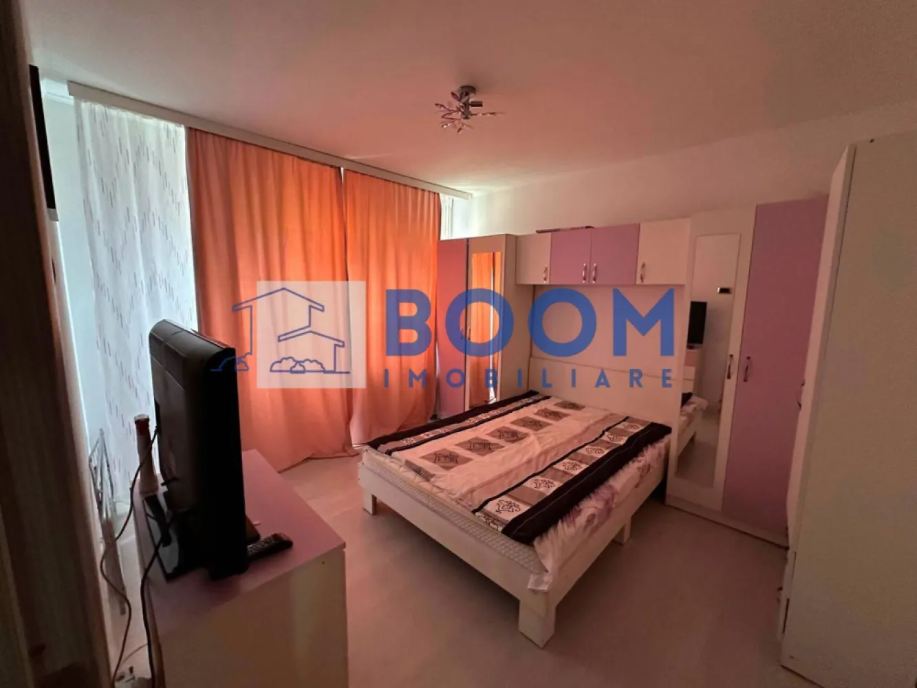 Apartament 2 camere Zona Nord | Etaj 1 | Complet mobilat si utilat - BOOM Imobiliare vă propune spre vânzare un apartament cu 2 camere decomandat, situat într-una dintre cele mai apreciate zone ale orașului, în Nord, adiacent Bulevardului Matei Basarab.

Proprietatea este amplasată la etajul 1 al unui bloc tip P cu 4 etaje și dispune de o suprafață de 50 mp, oferind un spațiu bine compartimentat și confortabil. 
Apartamentul este format din living, dormitor, bucătărie, grup sanitar și balcon, fiind potrivit pentru o familie, un cuplu sau pentru investiție.

Locuința se vinde mobilată, fiind pregătită pentru a fi ocupată imediat. Poziționarea avantajoasă oferă acces rapid către magazine, școli, mijloace de transport și alte puncte de interes ale orașului.

Un apartament bine poziționat, într-o zonă liniștită și accesibilă, care poate deveni locuința ideală pentru viitorii proprietari.

Pentru mai multe informații și programarea unei vizionări, va rugam sa contactati echipa BOOM Imobiliare. CP3215377