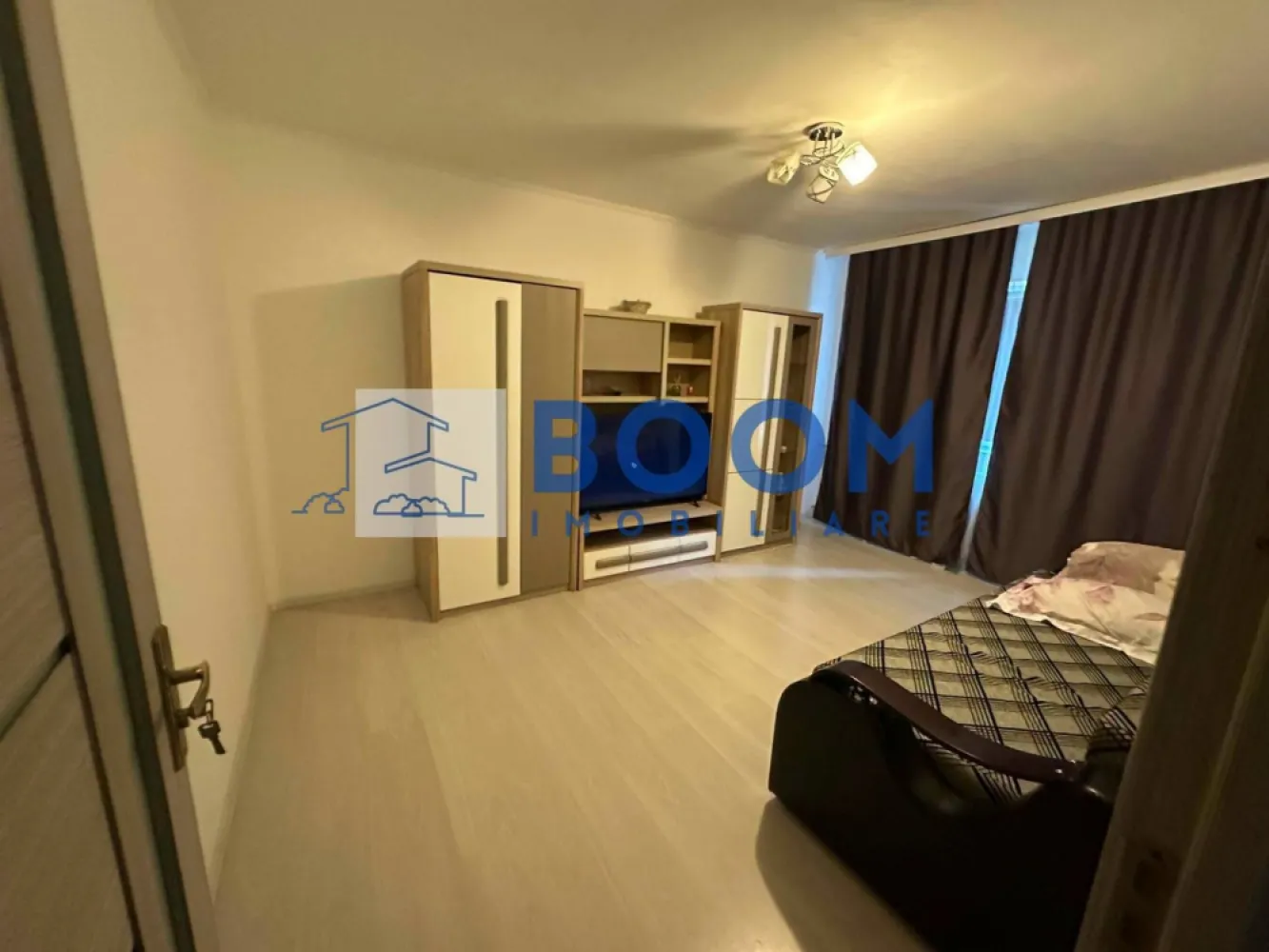 Apartament 2 camere Zona Nord | Etaj 1 | Complet mobilat si utilat - BOOM Imobiliare vă propune spre vânzare un apartament cu 2 camere decomandat, situat într-una dintre cele mai apreciate zone ale orașului, în Nord, adiacent Bulevardului Matei Basarab.

Proprietatea este amplasată la etajul 1 al unui bloc tip P cu 4 etaje și dispune de o suprafață de 50 mp, oferind un spațiu bine compartimentat și confortabil. 
Apartamentul este format din living, dormitor, bucătărie, grup sanitar și balcon, fiind potrivit pentru o familie, un cuplu sau pentru investiție.

Locuința se vinde mobilată, fiind pregătită pentru a fi ocupată imediat. Poziționarea avantajoasă oferă acces rapid către magazine, școli, mijloace de transport și alte puncte de interes ale orașului.

Un apartament bine poziționat, într-o zonă liniștită și accesibilă, care poate deveni locuința ideală pentru viitorii proprietari.

Pentru mai multe informații și programarea unei vizionări, va rugam sa contactati echipa BOOM Imobiliare. CP3215377