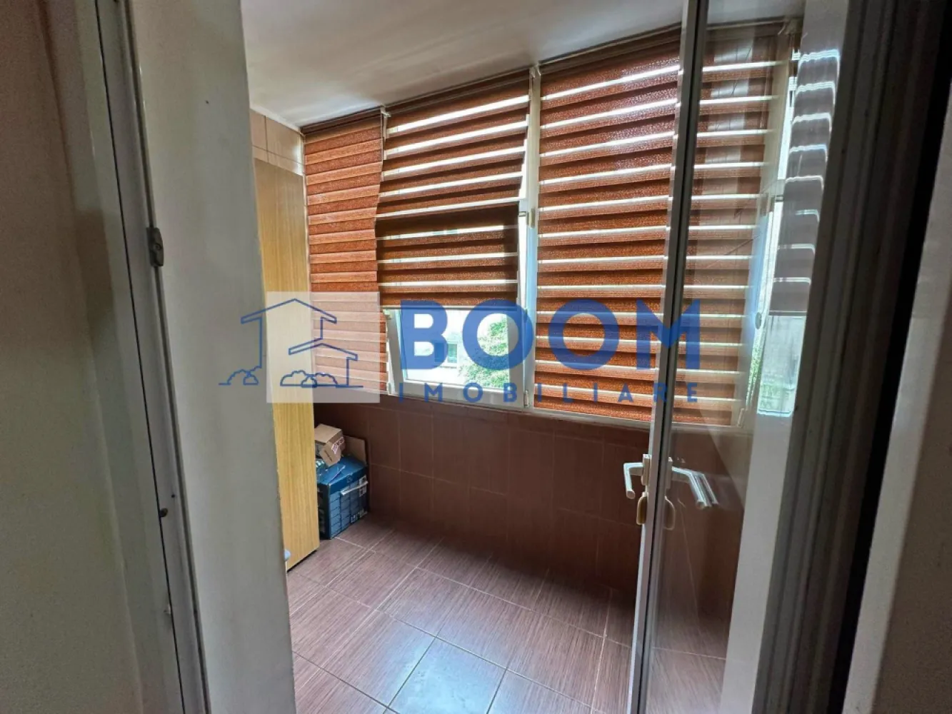 Apartament 2 camere Zona Nord | Etaj 1 | Complet mobilat si utilat - BOOM Imobiliare vă propune spre vânzare un apartament cu 2 camere decomandat, situat într-una dintre cele mai apreciate zone ale orașului, în Nord, adiacent Bulevardului Matei Basarab.

Proprietatea este amplasată la etajul 1 al unui bloc tip P cu 4 etaje și dispune de o suprafață de 50 mp, oferind un spațiu bine compartimentat și confortabil. 
Apartamentul este format din living, dormitor, bucătărie, grup sanitar și balcon, fiind potrivit pentru o familie, un cuplu sau pentru investiție.

Locuința se vinde mobilată, fiind pregătită pentru a fi ocupată imediat. Poziționarea avantajoasă oferă acces rapid către magazine, școli, mijloace de transport și alte puncte de interes ale orașului.

Un apartament bine poziționat, într-o zonă liniștită și accesibilă, care poate deveni locuința ideală pentru viitorii proprietari.

Pentru mai multe informații și programarea unei vizionări, va rugam sa contactati echipa BOOM Imobiliare. CP3215377