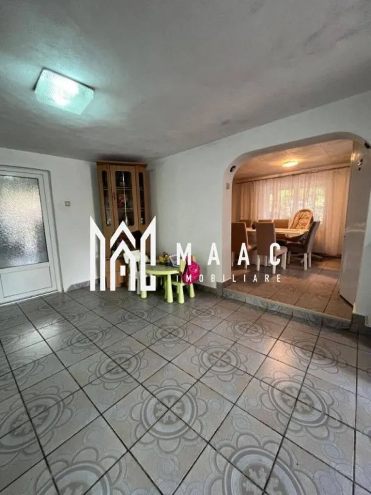 Casă 6 camere I 260 mp utili I 350 mp teren I Talmaciu - MAAC Imobiliare vă propune spre vânzare o casă spațioasă și solid construită, situată în Tălmaciu – într-o zonă liniștită, ideală pentru familii, dar excelent conectată atât cu municipiul Sibiu, cât și cu accesul rapid la autostradă. Proprietatea se remarcă prin suprafețele generoase, luminozitate și posibilitatea de a fi compartimentată în două unități locative separate – o alegere excelentă pentru două familii sau pentru locuință + investiție. Compartimentare inteligentă Demisol – 50,5 mp, pivniță, bucătărie, hol, grup sanitar Parter – 120,6 mp, living primitor, bucătărie, 3 camere, baie, hol, scară interioară, terasă acoperită de 29 mp – ideală pentru relaxare Etaj – 96,7 mp, 3 camere, bucătărie, baie, hol + scară Anexe: filigorie 17,6 mp, terasă 9,2 mp Avantajele proprietății ✔ casă mare, luminoasă și foarte bine compartimentată ✔ curte proprie cu spațiu pentru grădină, relaxare și activități în aer liber ✔ anexe utile care sporesc confortul și funcționalitatea ✔ opțiune excelentă pentru două familii sau pentru locuit + chirie / investiție ✔ zonă liniștită, dar cu acces rapid către Sibiu și autostradă Pentru detalii suplimentare sau pentru a programa o vizionare, vă invit să mă contactați telefonic și să menționați ID-ul proprietății: CP2819507. }}