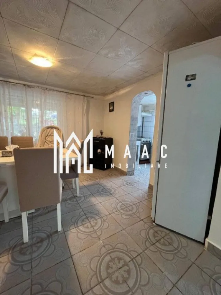 Casă 6 camere I 260 mp utili I 350 mp teren I Talmaciu - MAAC Imobiliare vă propune spre vânzare o casă spațioasă și solid construită, situată în Tălmaciu – într-o zonă liniștită, ideală pentru familii, dar excelent conectată atât cu municipiul Sibiu, cât și cu accesul rapid la autostradă. Proprietatea se remarcă prin suprafețele generoase, luminozitate și posibilitatea de a fi compartimentată în două unități locative separate – o alegere excelentă pentru două familii sau pentru locuință + investiție. Compartimentare inteligentă Demisol – 50,5 mp, pivniță, bucătărie, hol, grup sanitar Parter – 120,6 mp, living primitor, bucătărie, 3 camere, baie, hol, scară interioară, terasă acoperită de 29 mp – ideală pentru relaxare Etaj – 96,7 mp, 3 camere, bucătărie, baie, hol + scară Anexe: filigorie 17,6 mp, terasă 9,2 mp Avantajele proprietății ✔ casă mare, luminoasă și foarte bine compartimentată ✔ curte proprie cu spațiu pentru grădină, relaxare și activități în aer liber ✔ anexe utile care sporesc confortul și funcționalitatea ✔ opțiune excelentă pentru două familii sau pentru locuit + chirie / investiție ✔ zonă liniștită, dar cu acces rapid către Sibiu și autostradă Pentru detalii suplimentare sau pentru a programa o vizionare, vă invit să mă contactați telefonic și să menționați ID-ul proprietății: CP2819507. }}