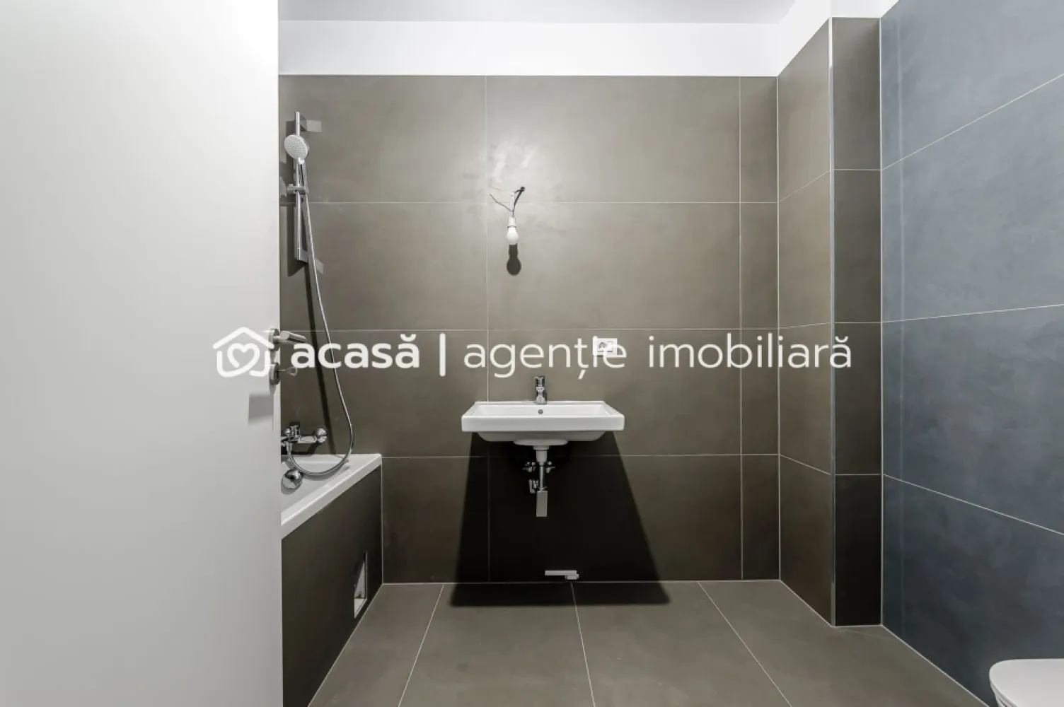 Apartament cu 2 camere X-City Towers – Direct de la dezvoltator - Descoperă un apartament gândit pentru un stil de viață urban modern, situat în cadrul ansamblului rezidențial XCity Towers, unul dintre cele mai bine poziționate și apreciate proiecte noi din zona de nord a Timișoarei. Acest apartament este tip 1C1, amplasat la etajul 6 din 11, într-un bloc aflat în prezent în construcție, cu termen de predare martie 2026. Beneficiază de o compartimentare eficientă, lumină naturală generoasă și o logie care adaugă un plus de confort și funcționalitate. Suprafețe: • Suprafață construită: 56 mp • Suprafață utilă: 44 mp • Suprafață utilă logie: 3 mp Locuința se predă complet finisată, cu obiecte sanitare incluse, oferindu-ți avantajul unei mutări rapide, fără stresul amenajărilor majore. În preț este inclus și un loc de parcare suprateran, un beneficiu esențial pentru confortul zilnic și siguranța mașinii. Ansamblul XCity Towers este conceput ca o comunitate modernă, cu spații verzi, parc interior, acces facil către centre comerciale, școli și principalele artere ale orașului, fiind o alegere potrivită atât pentru locuire proprie, cât și pentru investiție. Preț: 131.545 € (TVA inclus) • Vânzare direct de la dezvoltator • Fără comision • Poze cu titlu ilustrativ Pentru informații suplimentare sau programarea unei vizionări, vă invit să mă contactați. Jasmina Uglesits - 0740814770 }}