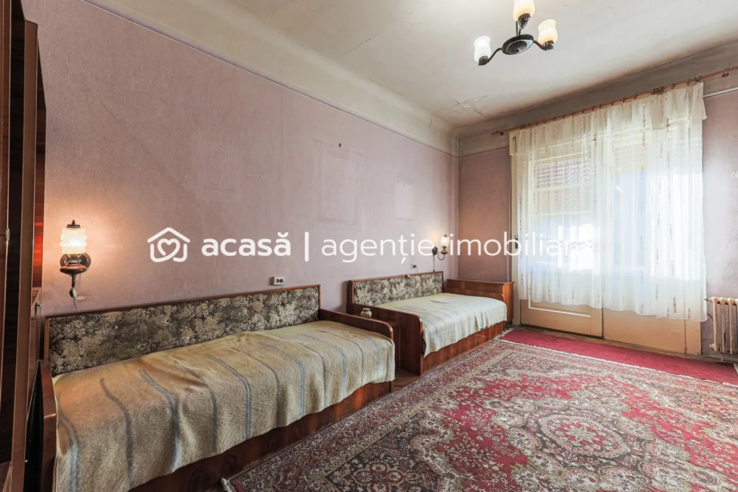 Acasă mare în centrul Aradului! 4 camere - 130 mp utili! - Cum ar fi să locuiești ultracentral… dar pe o străduță atât de liniștită încât uiți că ești în centru? Pe Str. Ilarie Chendi, una dintre cele mai discrete și calme străduțe din centrul Aradului, găsești genul de apartament pe care îl vezi rar: 130 mp utili, etaj 1 din 1, comunitate restrânsă, trafic redus. Un loc în care ai spațiu cât pentru o casă, dar toate avantajele centrului la doi pași. Detalii proprietate: 4 camere semidecomandate bucătărie + baie spațiu de depozitare în apartament pod generos cu acces facil + boxă la subsol (bonus rar în ultracentral) imobil cu acoperiș renovat și fațadă reabilitată necesită renovare – adică îl personalizezi exact pe gustul tău Preț listare: 134.900 € (negociabil) 🚫 Comision 0% Locuirea ultracentrală în Arad aduce beneficii clare: acces imediat la zone pietonale, cafenele, restaurante, instituții, transport public și evenimente culturale; timp câștigat zilnic; siguranță crescută datorită prezenței constante în zonă; plus o valoare imobiliară stabilă. 📞 Pentru detalii și programarea unei vizionări sună‑mă acum, sunt Mihai Molnar și am numărul de telefon: 0761 899 230 💳 Nu dispui de toată suma? Te ajutăm gratuit! Îți obținem oferte de la 16 bănci. 🏡 Ai o proprietate de vânzare în Arad și vrei să știi cât valorează cu adevărat? Sună‑mă pentru o evaluare gratuită, fără obligații. 🏢 ACASĂ | Agenție imobiliară Arad Bulevardul Decebal 2, Arad 310133 }}