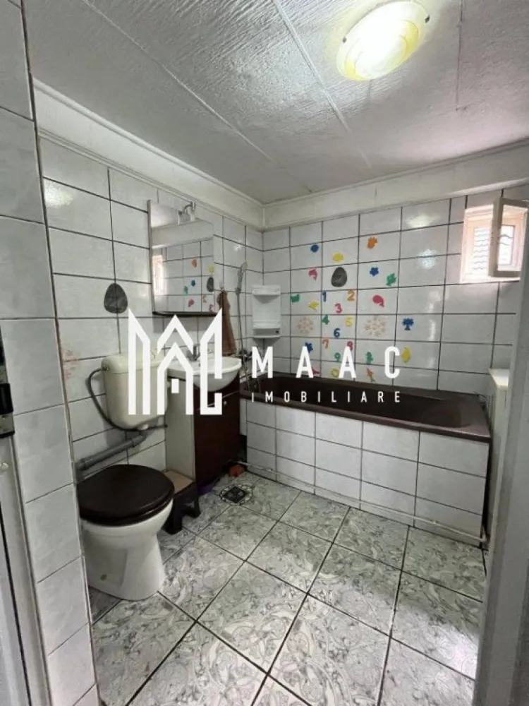 Casă 6 camere I 260 mp utili I 350 mp teren I Talmaciu - MAAC Imobiliare vă propune spre vânzare o casă spațioasă și solid construită, situată în Tălmaciu – într-o zonă liniștită, ideală pentru familii, dar excelent conectată atât cu municipiul Sibiu, cât și cu accesul rapid la autostradă. Proprietatea se remarcă prin suprafețele generoase, luminozitate și posibilitatea de a fi compartimentată în două unități locative separate – o alegere excelentă pentru două familii sau pentru locuință + investiție. Compartimentare inteligentă Demisol – 50,5 mp, pivniță, bucătărie, hol, grup sanitar Parter – 120,6 mp, living primitor, bucătărie, 3 camere, baie, hol, scară interioară, terasă acoperită de 29 mp – ideală pentru relaxare Etaj – 96,7 mp, 3 camere, bucătărie, baie, hol + scară Anexe: filigorie 17,6 mp, terasă 9,2 mp Avantajele proprietății ✔ casă mare, luminoasă și foarte bine compartimentată ✔ curte proprie cu spațiu pentru grădină, relaxare și activități în aer liber ✔ anexe utile care sporesc confortul și funcționalitatea ✔ opțiune excelentă pentru două familii sau pentru locuit + chirie / investiție ✔ zonă liniștită, dar cu acces rapid către Sibiu și autostradă Pentru detalii suplimentare sau pentru a programa o vizionare, vă invit să mă contactați telefonic și să menționați ID-ul proprietății: CP2819507. }}