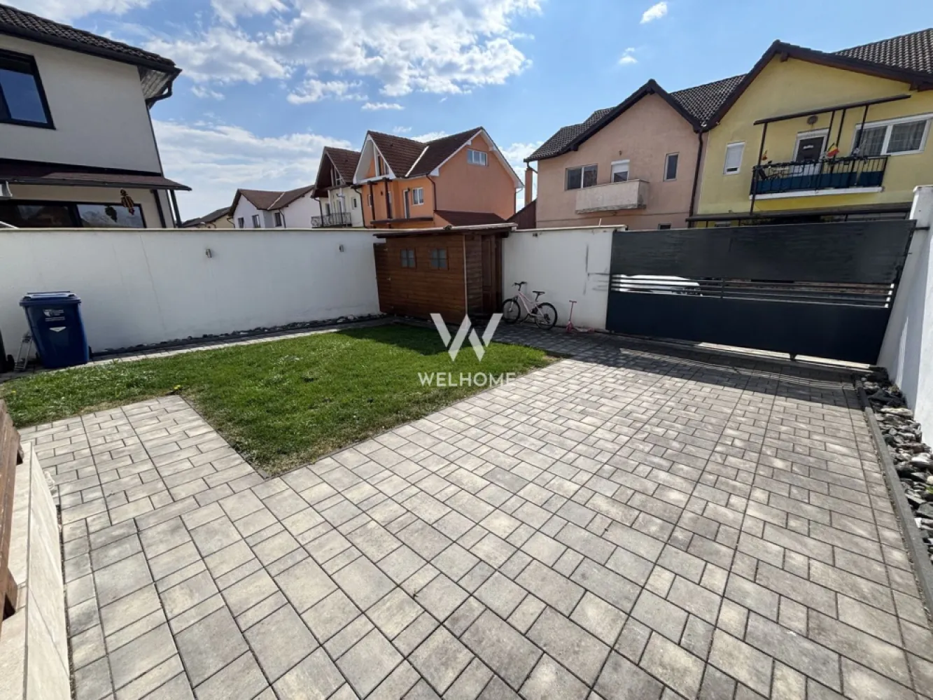 Casa generoasa LA CHEIE, curte 200 mp in Selimbar - Casa 6 camere LA CHEIE 147 mpu cu acces din doua strazi - Selimbar, zona Profi, Primarie Suprafata utila: 147 mp + balcon Curte libera: 150 mp in spatele casei, 50 mp in fata + terasa Casa a fost construita in anul 2018 si este compartimentata astfel: La PARTER avem: hol acces, living generos cu zona de dining, bucatarie separata, birou, baie cu geam, terasa. La ETAJ: 3 dormitoare luminoase, un dressing generos, balcon, baie cu geam, acces in POD. Casa se vinde FARA mobilier si electrocasnice, la stadiul de CHEIE: parchet, gresie, faianta, usi interior, bai gata finisate, corpuri de iluminat. Imobilul este bine intretinut, dotat cu incalzire in pardoseala si beneficiaza de POD pe toata suprafata casei. Curtea este repartizata atat pe partea din fata a casei(circa 50mp), cat si pe partea din spate(150mp). Acces auto si pietonal din doua strazi, una dintre porti avand deja automatizare. In curtea din spate te bucuri de o terasa pozitionata spre soare si o magazie speciala pentru depozitare. Situata intr-o zona linistita de case cu acces facil la magazine, mijloace de transport, scoala, DN etc. Locuri de parcare: 2 locuri in curte, 2 locuri in fata casei. Pret: 270.000 Euro Telefon: 0747.639.802 }}