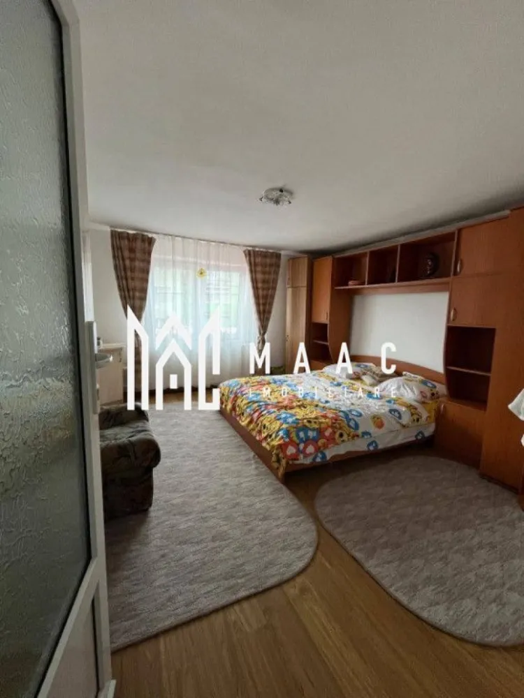 Casă 6 camere I 260 mp utili I 350 mp teren I Talmaciu - MAAC Imobiliare vă propune spre vânzare o casă spațioasă și solid construită, situată în Tălmaciu – într-o zonă liniștită, ideală pentru familii, dar excelent conectată atât cu municipiul Sibiu, cât și cu accesul rapid la autostradă. Proprietatea se remarcă prin suprafețele generoase, luminozitate și posibilitatea de a fi compartimentată în două unități locative separate – o alegere excelentă pentru două familii sau pentru locuință + investiție. Compartimentare inteligentă Demisol – 50,5 mp, pivniță, bucătărie, hol, grup sanitar Parter – 120,6 mp, living primitor, bucătărie, 3 camere, baie, hol, scară interioară, terasă acoperită de 29 mp – ideală pentru relaxare Etaj – 96,7 mp, 3 camere, bucătărie, baie, hol + scară Anexe: filigorie 17,6 mp, terasă 9,2 mp Avantajele proprietății ✔ casă mare, luminoasă și foarte bine compartimentată ✔ curte proprie cu spațiu pentru grădină, relaxare și activități în aer liber ✔ anexe utile care sporesc confortul și funcționalitatea ✔ opțiune excelentă pentru două familii sau pentru locuit + chirie / investiție ✔ zonă liniștită, dar cu acces rapid către Sibiu și autostradă Pentru detalii suplimentare sau pentru a programa o vizionare, vă invit să mă contactați telefonic și să menționați ID-ul proprietății: CP2819507. }}