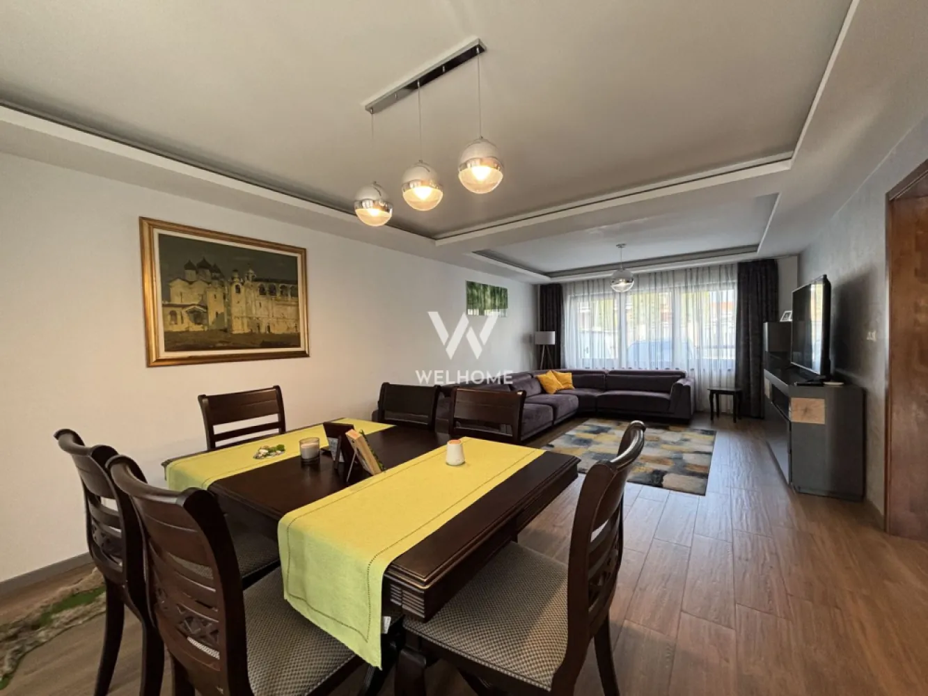 Casa generoasa LA CHEIE, curte 200 mp in Selimbar - Casa 6 camere LA CHEIE 147 mpu cu acces din doua strazi - Selimbar, zona Profi, Primarie Suprafata utila: 147 mp + balcon Curte libera: 150 mp in spatele casei, 50 mp in fata + terasa Casa a fost construita in anul 2018 si este compartimentata astfel: La PARTER avem: hol acces, living generos cu zona de dining, bucatarie separata, birou, baie cu geam, terasa. La ETAJ: 3 dormitoare luminoase, un dressing generos, balcon, baie cu geam, acces in POD. Casa se vinde FARA mobilier si electrocasnice, la stadiul de CHEIE: parchet, gresie, faianta, usi interior, bai gata finisate, corpuri de iluminat. Imobilul este bine intretinut, dotat cu incalzire in pardoseala si beneficiaza de POD pe toata suprafata casei. Curtea este repartizata atat pe partea din fata a casei(circa 50mp), cat si pe partea din spate(150mp). Acces auto si pietonal din doua strazi, una dintre porti avand deja automatizare. In curtea din spate te bucuri de o terasa pozitionata spre soare si o magazie speciala pentru depozitare. Situata intr-o zona linistita de case cu acces facil la magazine, mijloace de transport, scoala, DN etc. Locuri de parcare: 2 locuri in curte, 2 locuri in fata casei. Pret: 270.000 Euro Telefon: 0747.639.802 }}