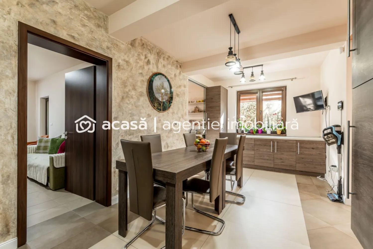 Casă smart, independentă energetic | teren 720 mp | 5 camere - Casă autonomă energetic în Aradul Nou: 4 dormitoare, fotovoltaice 13 kW, pompă de căldură apă–apă, control total de la distanță. Dacă îți dorești o locuință care să fie eficientă, predictibilă la costuri și cu nivel ridicat de automatizare, această proprietate e construită exact pe ideea de „consum minim, confort maxim”. Se vinde mobilată și utilată, gata de utilizare imediată. Detalii: Teren: 720 mp Configurație: 4 dormitoare, 3 băi, 2 dressingur Parter: living + dining + bucătărie, baie cu duș, birou/dormitor oaspeți, terasă secundară Mansardă: matrimonial cu baie+dressing, 2 dormitoare, baie, dressing separat Confort & siguranță: termostat individual/cameră + senzori incendiu Sistem energetic & climatizare: încălzire/răcire în pardoseală pompă de căldură apă–apă conectată la foraj hidrogeologic sistem fotovoltaic 13 kW casă SMART: securitate wireless, supraveghere video, video-interfon + control electrocasnice Exterior complet amenajat: garaj 2 mașini automatizat, BBQ, jacuzzi 5 persoane, terasă 40 mp închisă cu sticlă securizată glisantă + bucătărie exterioară cu granit; în spate: magazie, padoc câini, pomi fructiferi. 💶 Preț listare: 349.000 EUR | 🚫 Comision 0% ✅ Posibilitate achiziție în tranșe Contactează-mă și îți trimit fișa completă + programăm vizionarea — proprietățile cu autonomie energetică reală și dotări premium sunt rare. 📞 Pentru detalii sau programarea unei vizionări: Mihai Molnar – 0761 899 230 (telefon / WhatsApp) 💳 Dacă ai nevoie de finanțare, îți pot obține gratuit oferte de la 16 bănci. 🏡 Ai o proprietate de vânzare în Arad? Îți ofer o evaluare gratuită, fără obligații. 🏢 ACASĂ | Agenție imobiliară Arad Bulevardul Decebal 2, Arad 310133 }}