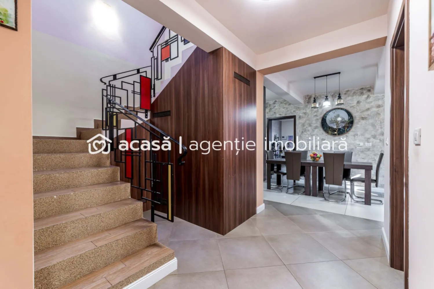 Casă SMART cu 5 camere, teren 720 mp, fotovoltaice 13 kW, Araduil Nou - Îți propun spre vânzare o casă modernă situată în Aradul Nou, ideală pentru o familie care caută confort, eficiență energetică și dotări premium. Proprietatea este amplasată pe un teren de 720 mp, se vinde mobilată și utilată și este pregătită pentru mutare imediată. Compartimentare: 4 dormitoare | 3 băi | 2 dressinguri | living + dining + bucătărie | birou / dormitor pentru oaspeți | terasă secundară Mansardă: dormitor matrimonial cu baie și dressing | 2 dormitoare | baie | dressing separat Dotări și confort: încălzire și răcire în pardoseală | pompă de căldură apă–apă conectată la foraj hidrogeologic | sistem fotovoltaic 13 kW | termostat individual în camere | senzori de incendiu | casă smart | sistem de securitate wireless | supraveghere video | video-interfon | control de la distanță pentru electrocasnice Exterior amenajat complet: garaj automatizat pentru 2 mașini | terasă de 40 mp închisă cu sticlă securizată glisantă | bucătărie exterioară cu blat din granit | zonă BBQ | jacuzzi 5 persoane | magazie | padoc pentru câini | pomi fructiferi Proprietatea este potrivită pentru cei care își doresc o casă eficientă, cu costuri predictibile și nivel ridicat de independență energetică. Preț listare: 349.000 Euro | Comision 0% | Posibilitate de achiziție în tranșe Pentru detalii, fișa completă sau programarea unei vizionări: Mihai Molnar – consultant imobiliar | 0761 899 230 | Telefon / WhatsApp Dacă ai nevoie de finanțare, îți pot obține gratuit oferte de la 16 bănci. Ai o proprietate de vânzare în Arad? Îți ofer o evaluare gratuită, fără obligații. ACASĂ | Agenție imobiliară Arad Bulevardul Decebal 2, Arad 310133 }}