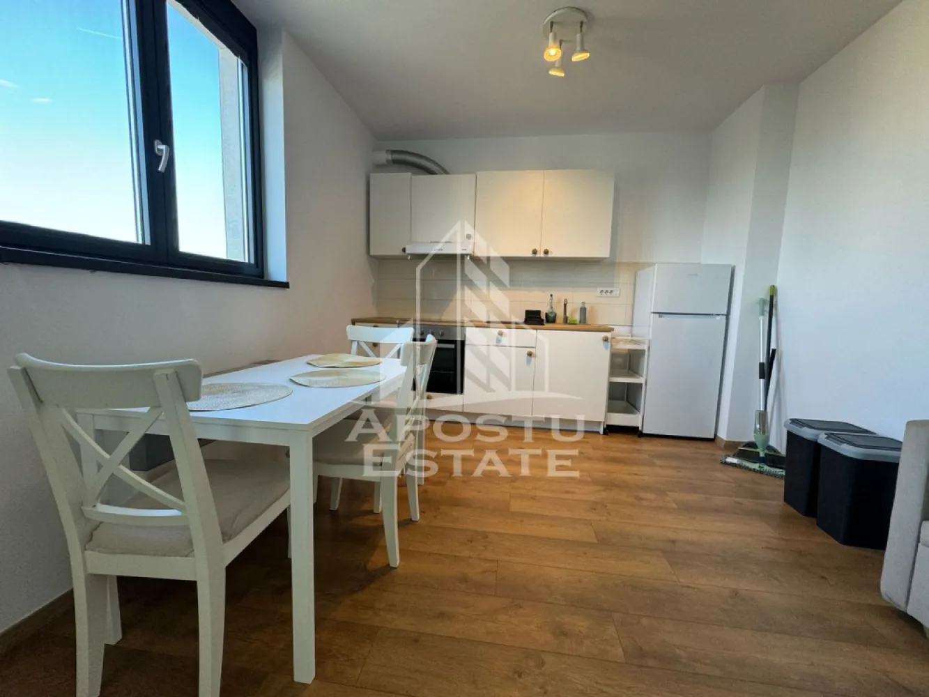 Apartament cu 2 camere de inchiriat, Isho - Timisoara - Agentia imobiliara APOSTU ESTATE va propune spre inchiriere un apartament cu 2 camere, spatios si luminos, situat in zona Take Ionescu in complexul rezidental Isho, o zona linistita si bine pozitionata din Timisoara,Timis. Potrivit pentru cupluri,familii , tineri care isi doresc o locuinta unde sa se simta confortabil si cu acces facil catre scoli, statii de autobuz, supermarketuri , magazine de zona, parcuri.

Suprafata utila: 50 mp

Compartimentare eficienta:

-Hol de acces generos

-Bucatarie complet mobilata si utilata

-Dormitor mobilat si utilat

-Living spatios pentru momente de relaxare

-Baie prevazuta cu dus

Confort si facilitati:

-Incalzirea apartamentului: centrala proprie

-Apartamentul este complet mobilat si utilat

Localizare:

-Timis,Timisoara, zona Take Ionescu– acces facil spre magazine, supermarketul Kaufland, scoli, parcuri si mijloace de transport in comun.

Ideal pentru:

-Familii

-Cupluri

-Tineri

-Studenti

Disponibilitate: imediata

Pret chirie lunara: 630E

Programeaza o vizionare pentru a-ti putea imagina viitorul aici!

ID intern: CP2338121