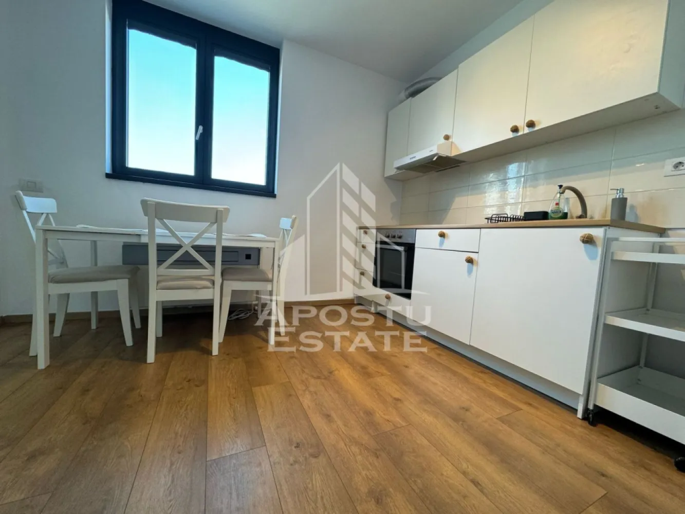 Apartament cu 2 camere de inchiriat, Isho - Timisoara - Agentia imobiliara APOSTU ESTATE va propune spre inchiriere un apartament cu 2 camere, spatios si luminos, situat in zona Take Ionescu in complexul rezidental Isho, o zona linistita si bine pozitionata din Timisoara,Timis. Potrivit pentru cupluri,familii , tineri care isi doresc o locuinta unde sa se simta confortabil si cu acces facil catre scoli, statii de autobuz, supermarketuri , magazine de zona, parcuri.

Suprafata utila: 50 mp

Compartimentare eficienta:

-Hol de acces generos

-Bucatarie complet mobilata si utilata

-Dormitor mobilat si utilat

-Living spatios pentru momente de relaxare

-Baie prevazuta cu dus

Confort si facilitati:

-Incalzirea apartamentului: centrala proprie

-Apartamentul este complet mobilat si utilat

Localizare:

-Timis,Timisoara, zona Take Ionescu– acces facil spre magazine, supermarketul Kaufland, scoli, parcuri si mijloace de transport in comun.

Ideal pentru:

-Familii

-Cupluri

-Tineri

-Studenti

Disponibilitate: imediata

Pret chirie lunara: 630E

Programeaza o vizionare pentru a-ti putea imagina viitorul aici!

ID intern: CP2338121