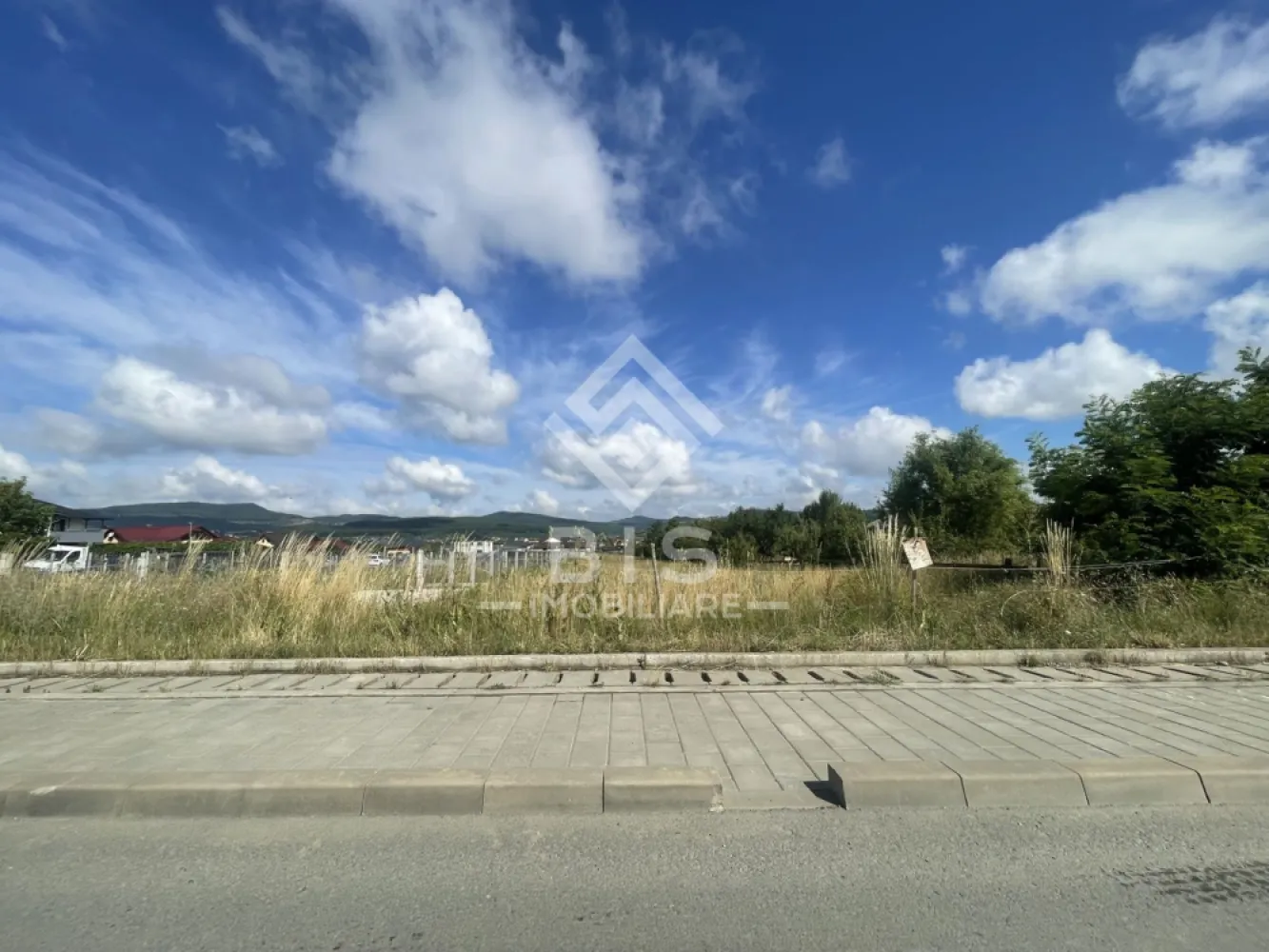 Teren 19.5 Ari, Unirea – Zona Teraplast Arena - Vă prezentăm o oportunitate rară de achiziție pe piața imobiliară din Bistrița! Un teren ideal pentru dezvoltare comercială sau rezidențială, situat într-o zonă cu expansiune rapidă și vizibilitate maximă.
📌 Caracteristici Principale:
Suprafață: 1950 mp , intravilan
Localizare: Unirea, poziționat excelent la strada principală
Punct de reper: Vis-a-vis de Teraplast Arena