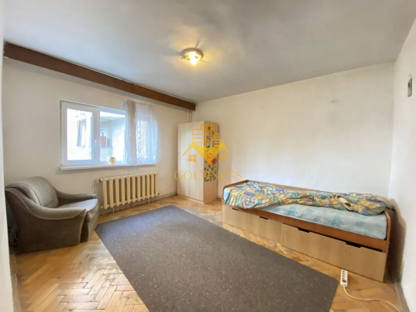 Apartament 3 camere decomandate etaj 2 Gradini Manastur zona Big Belly - Va prezentam spre vanzare un apartament cu 3 camere, localizat in Cluj-Napoca, cartierul Manastur, zona strazii Campului, in imediata apropiere a magazinului Kaufland.

Imobilul este amplasat intr-o zona foarte apreciata pentru accesibilitate, avand in proximitate numeroase facilitati necesare vietii de zi cu zi. Pozitionarea excelenta ofera acces rapid catre centrul orasului, cartierul Zorilor si principalele puncte de interes din Cluj-Napoca.

In imediata apropiere regasim:

Kaufland Manastur;
statia de transport in comun Campului;
scoli, gradinite, farmacii si magazine de proximitate;

Locatia este ideala atat pentru locuit, cat si pentru investitie, beneficiind de acces facil catre toate zonele importante ale orasului.

Apartamentul detine o suprafata utila generoasa de 77,35 mp + balcon de 12 mp si este situat intr-un imobil bine intretinut.

Dispune de orientare sud-nord, oferind lumina naturala pe tot parcursul zilei si o ventilatie excelenta, iar compartimentarea este decomandata, fiind organizata astfel:

living;
bucatarie separata;
2 dormitoare;
2 bai;
2 holuri;
balcon generos de 12 mp;

Finisajele sunt clasice, iar apartamentul se vinde conform fotografiilor.

Confortul termic este asigurat de centrala termica proprie, cu distributie a caldurii prin calorifere.

Dotari:

centrala termica proprie;
geamuri termopan;
usa metalica la intrare;
parchet;
gresie;

Suprafata generoasa, compartimentarea decomandata, cele doua bai si balconul de dimensiuni mari recomanda aceasta proprietate atat pentru o familie, cat si pentru cei care cauta o investitie sigura intr-o zona cu cerere ridicata.

Pretul de vanzare este de 235.000 euro, negociabil.

Apartamentul este liber de sarcini, iar ca modalitate de plata se accepta atat plata integrala, cat si achizitia prin credit ipotecar.

Pentru mai multe detalii si programarea unei vizionari, nu ezitati sa ne contactati.