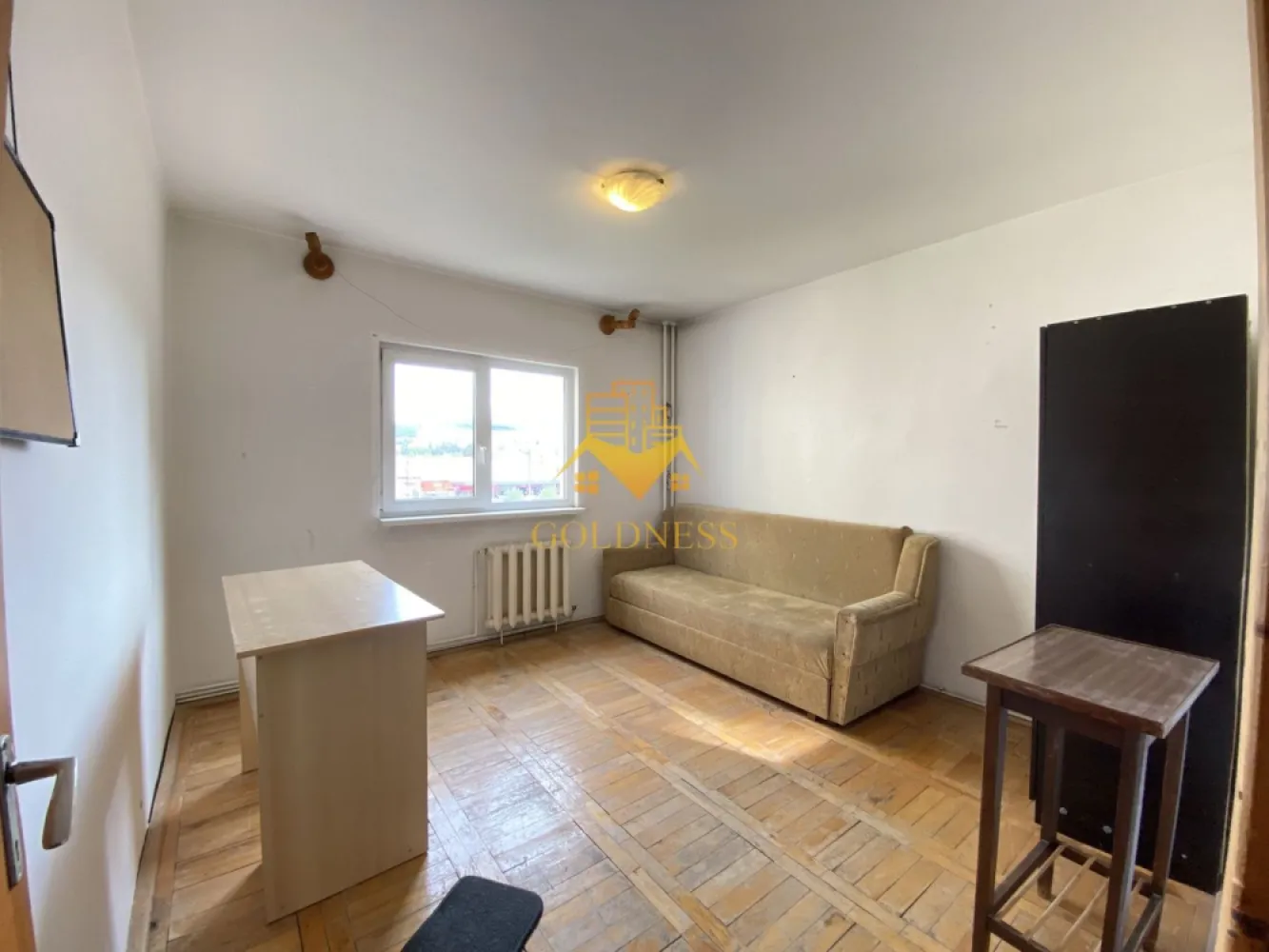 Apartament 3 camere decomandate etaj 2 Gradini Manastur zona Big Belly - Va prezentam spre vanzare un apartament cu 3 camere, localizat in Cluj-Napoca, cartierul Manastur, zona strazii Campului, in imediata apropiere a magazinului Kaufland.

Imobilul este amplasat intr-o zona foarte apreciata pentru accesibilitate, avand in proximitate numeroase facilitati necesare vietii de zi cu zi. Pozitionarea excelenta ofera acces rapid catre centrul orasului, cartierul Zorilor si principalele puncte de interes din Cluj-Napoca.

In imediata apropiere regasim:

Kaufland Manastur;
statia de transport in comun Campului;
scoli, gradinite, farmacii si magazine de proximitate;

Locatia este ideala atat pentru locuit, cat si pentru investitie, beneficiind de acces facil catre toate zonele importante ale orasului.

Apartamentul detine o suprafata utila generoasa de 77,35 mp + balcon de 12 mp si este situat intr-un imobil bine intretinut.

Dispune de orientare sud-nord, oferind lumina naturala pe tot parcursul zilei si o ventilatie excelenta, iar compartimentarea este decomandata, fiind organizata astfel:

living;
bucatarie separata;
2 dormitoare;
2 bai;
2 holuri;
balcon generos de 12 mp;

Finisajele sunt clasice, iar apartamentul se vinde conform fotografiilor.

Confortul termic este asigurat de centrala termica proprie, cu distributie a caldurii prin calorifere.

Dotari:

centrala termica proprie;
geamuri termopan;
usa metalica la intrare;
parchet;
gresie;

Suprafata generoasa, compartimentarea decomandata, cele doua bai si balconul de dimensiuni mari recomanda aceasta proprietate atat pentru o familie, cat si pentru cei care cauta o investitie sigura intr-o zona cu cerere ridicata.

Pretul de vanzare este de 235.000 euro, negociabil.

Apartamentul este liber de sarcini, iar ca modalitate de plata se accepta atat plata integrala, cat si achizitia prin credit ipotecar.

Pentru mai multe detalii si programarea unei vizionari, nu ezitati sa ne contactati.