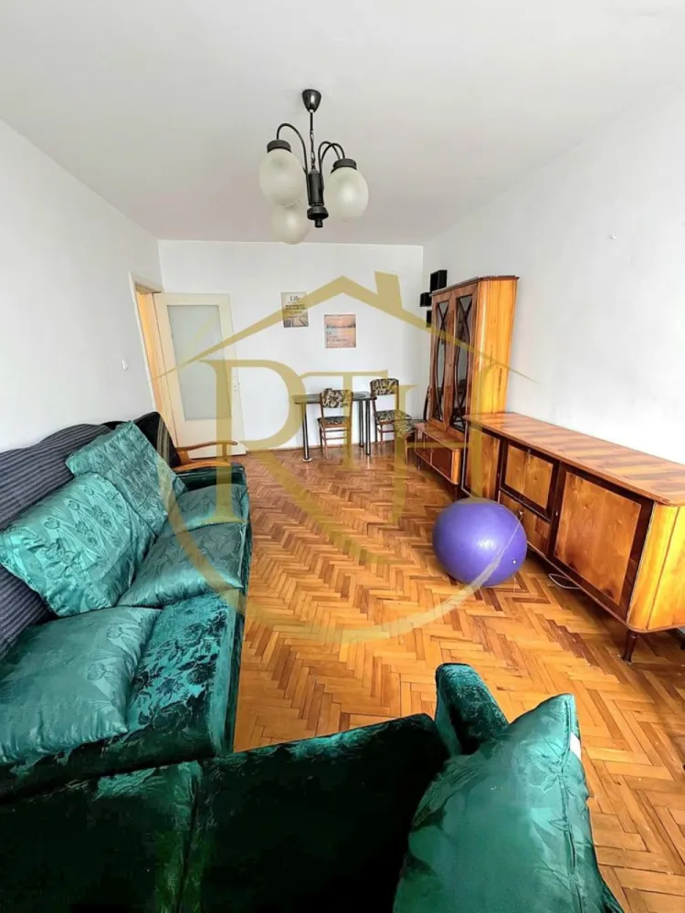 Apartament 3 camere decomandat, Complexul Studențesc, F.C. Ripensia,0% Comision - Vă propunem spre vânzare un apartament cu 3 camere, model decomandat, situat în Complexul Studențesc, pe strada F.C. Ripensia, la etajul 7 din 8 al unui bloc prevăzut cu lift. Proprietatea beneficiază de o amplasare excelentă, chiar lângă Sala Olimpia și Centrul Regional de Afaceri, la doar câteva minute de Facultatea de Drept, Universitatea Politehnica Timișoara, precum și în apropierea magazinelor Profi, Prospero și a numeroaselor puncte de interes din zonă.

Apartamentul este compartimentat practic și oferă un spațiu generos, fiind compus din trei camere separate, o bucătărie închisă cu ieșire în balcon, două băi, dintre care una este prevăzută cu cadă și geam pentru aerisire naturală, iar cea de-a doua este o baie de serviciu. În plus, locuința dispune de o debara, ideală pentru depozitare. Balconul este închis cu tâmplărie PVC și geam termopan, oferind un spațiu suplimentar util.

Confortul locuinței este completat de ferestrele cu geam termopan, dotate cu jaluzele și rulouri, precum și de centrala termică proprie pe gaz, montată recent, caloriferele noi și aparatul de aer condiționat, care asigură o temperatură optimă în orice perioadă a anului.
Apartamentul necesită unele lucrări de renovare, oferind astfel viitorului proprietar posibilitatea de a-l amenaja după propriul gust și necesități. Datorită compartimentării decomandate, poziționării excelente și proximității față de universități și centrul orașului, proprietatea reprezintă o alegere foarte bună atât pentru locuit, cât și pentru investiție, având un potențial ridicat pentru închiriere.

Apartamentul se vinde exact așa cum se prezintă în fotografii.
Preț: 119.600 euro, foarte ușor negociabil.
0% comision pentru cumpărător.
Proprietate reprezentată de RealTimHouse.ro – Un pas spre un loc doar al tău.