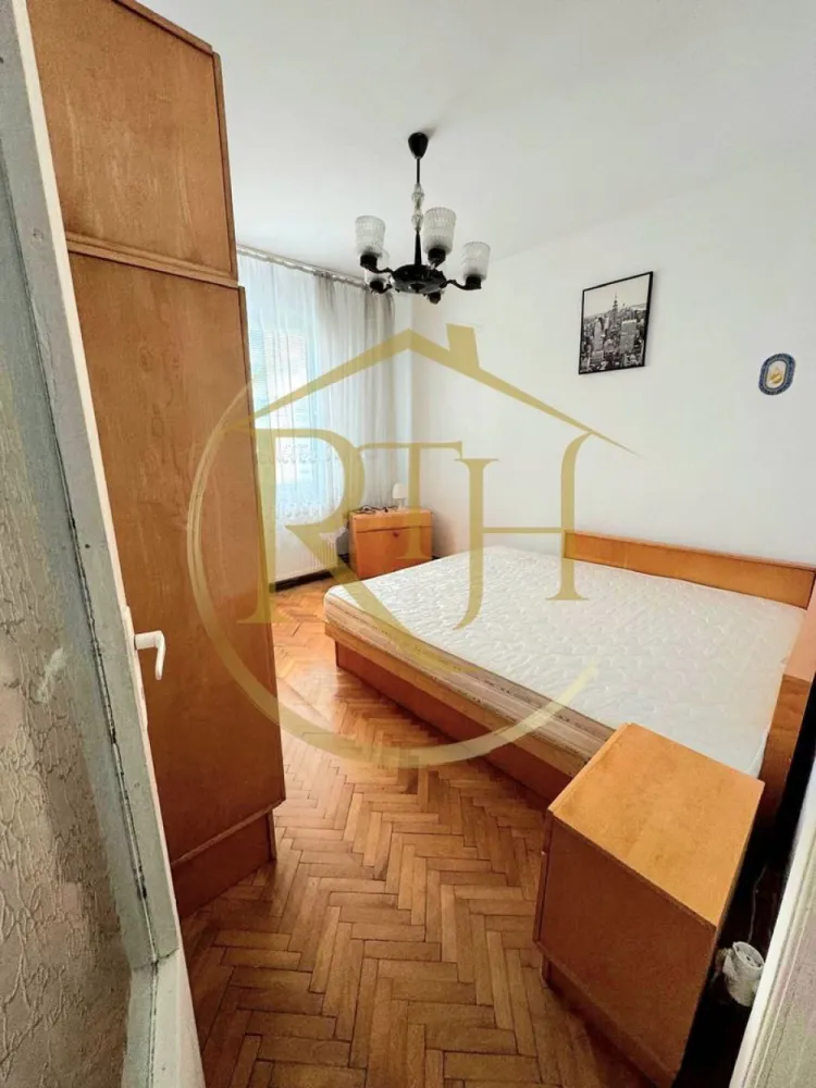 Apartament 3 camere decomandat, Complexul Studențesc, F.C. Ripensia,0% Comision - Vă propunem spre vânzare un apartament cu 3 camere, model decomandat, situat în Complexul Studențesc, pe strada F.C. Ripensia, la etajul 7 din 8 al unui bloc prevăzut cu lift. Proprietatea beneficiază de o amplasare excelentă, chiar lângă Sala Olimpia și Centrul Regional de Afaceri, la doar câteva minute de Facultatea de Drept, Universitatea Politehnica Timișoara, precum și în apropierea magazinelor Profi, Prospero și a numeroaselor puncte de interes din zonă.

Apartamentul este compartimentat practic și oferă un spațiu generos, fiind compus din trei camere separate, o bucătărie închisă cu ieșire în balcon, două băi, dintre care una este prevăzută cu cadă și geam pentru aerisire naturală, iar cea de-a doua este o baie de serviciu. În plus, locuința dispune de o debara, ideală pentru depozitare. Balconul este închis cu tâmplărie PVC și geam termopan, oferind un spațiu suplimentar util.

Confortul locuinței este completat de ferestrele cu geam termopan, dotate cu jaluzele și rulouri, precum și de centrala termică proprie pe gaz, montată recent, caloriferele noi și aparatul de aer condiționat, care asigură o temperatură optimă în orice perioadă a anului.
Apartamentul necesită unele lucrări de renovare, oferind astfel viitorului proprietar posibilitatea de a-l amenaja după propriul gust și necesități. Datorită compartimentării decomandate, poziționării excelente și proximității față de universități și centrul orașului, proprietatea reprezintă o alegere foarte bună atât pentru locuit, cât și pentru investiție, având un potențial ridicat pentru închiriere.

Apartamentul se vinde exact așa cum se prezintă în fotografii.
Preț: 119.600 euro, foarte ușor negociabil.
0% comision pentru cumpărător.
Proprietate reprezentată de RealTimHouse.ro – Un pas spre un loc doar al tău.