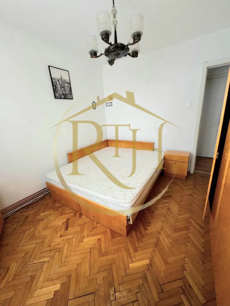 Apartament 3 camere decomandat, Complexul Studențesc, F.C. Ripensia,0% Comision - Vă propunem spre vânzare un apartament cu 3 camere, model decomandat, situat în Complexul Studențesc, pe strada F.C. Ripensia, la etajul 7 din 8 al unui bloc prevăzut cu lift. Proprietatea beneficiază de o amplasare excelentă, chiar lângă Sala Olimpia și Centrul Regional de Afaceri, la doar câteva minute de Facultatea de Drept, Universitatea Politehnica Timișoara, precum și în apropierea magazinelor Profi, Prospero și a numeroaselor puncte de interes din zonă.

Apartamentul este compartimentat practic și oferă un spațiu generos, fiind compus din trei camere separate, o bucătărie închisă cu ieșire în balcon, două băi, dintre care una este prevăzută cu cadă și geam pentru aerisire naturală, iar cea de-a doua este o baie de serviciu. În plus, locuința dispune de o debara, ideală pentru depozitare. Balconul este închis cu tâmplărie PVC și geam termopan, oferind un spațiu suplimentar util.

Confortul locuinței este completat de ferestrele cu geam termopan, dotate cu jaluzele și rulouri, precum și de centrala termică proprie pe gaz, montată recent, caloriferele noi și aparatul de aer condiționat, care asigură o temperatură optimă în orice perioadă a anului.
Apartamentul necesită unele lucrări de renovare, oferind astfel viitorului proprietar posibilitatea de a-l amenaja după propriul gust și necesități. Datorită compartimentării decomandate, poziționării excelente și proximității față de universități și centrul orașului, proprietatea reprezintă o alegere foarte bună atât pentru locuit, cât și pentru investiție, având un potențial ridicat pentru închiriere.

Apartamentul se vinde exact așa cum se prezintă în fotografii.
Preț: 119.600 euro, foarte ușor negociabil.
0% comision pentru cumpărător.
Proprietate reprezentată de RealTimHouse.ro – Un pas spre un loc doar al tău.