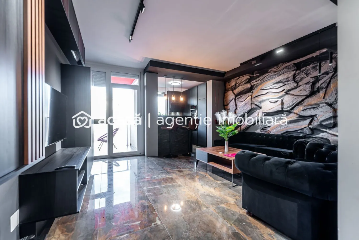 Oportunitate premium | zonă de top Arad | finisaje de excepție - Vă prezentăm spre vânzare o proprietate deosebită, situată în Micălaca, concepută pentru cei care pun preț pe calitate, spațiu și confort. Cu un preț corect poziționat la 124.500 €, acest imobil reprezintă una dintre cele mai bune investiții din zona 300 în acest moment. Puncte forte care fac diferența: Configurație: 2 camere | living+bucătărie open space+dormitor+baie Confort termic: centrală proprie pe gaz / bloc nou, izolatat termic / facturi optimizate și confort maxim. Finisaje: materiale premium, atent alese (gresie porțelanată, parchet trafic intens, tâmplărie de calitate). Dotări: se vinde mobilat și utilat / aer condiționat Localizare: aproape de Malul Mureșului pe o stradă liniștită, ferită de zgomotul traficului intens. De ce să alegi această proprietate? Gata de mutat: nu necesită investiții suplimentare. Eficiență: compartimentare inteligentă care maximizează fiecare metru pătrat. Valoare stabilă: poziționarea într-o zonă căutată garantează aprecierea investiției în timp. 📞 Contactează-mă acum pentru detalii: 07225252639 Sebastian Nica – Consultantul tău imobiliar în Arad Nu dispui de toată suma? Te ajutăm noi gratuit! Îți obținem oferte de la 16 bănci. Ai o proprietate de vânzare în Arad și vrei să știi cât valorează cu adevărat? Sună-mă pentru o evaluare gratuită, fără obligații. Birou: ACASĂ | Agenție imobiliară Arad Bulevardul Decebal 2, Arad 310133 }}