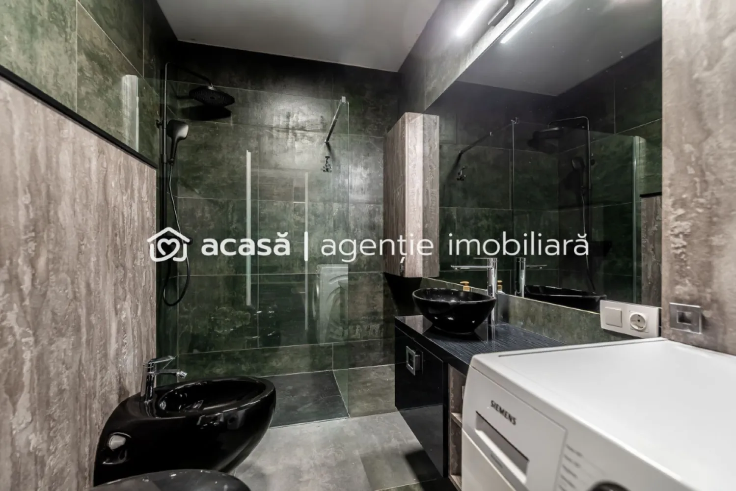 Oportunitate premium | zonă de top Arad | finisaje de excepție - Vă prezentăm spre vânzare o proprietate deosebită, situată în Micălaca, concepută pentru cei care pun preț pe calitate, spațiu și confort. Cu un preț corect poziționat la 124.500 €, acest imobil reprezintă una dintre cele mai bune investiții din zona 300 în acest moment. Puncte forte care fac diferența: Configurație: 2 camere | living+bucătărie open space+dormitor+baie Confort termic: centrală proprie pe gaz / bloc nou, izolatat termic / facturi optimizate și confort maxim. Finisaje: materiale premium, atent alese (gresie porțelanată, parchet trafic intens, tâmplărie de calitate). Dotări: se vinde mobilat și utilat / aer condiționat Localizare: aproape de Malul Mureșului pe o stradă liniștită, ferită de zgomotul traficului intens. De ce să alegi această proprietate? Gata de mutat: nu necesită investiții suplimentare. Eficiență: compartimentare inteligentă care maximizează fiecare metru pătrat. Valoare stabilă: poziționarea într-o zonă căutată garantează aprecierea investiției în timp. 📞 Contactează-mă acum pentru detalii: 07225252639 Sebastian Nica – Consultantul tău imobiliar în Arad Nu dispui de toată suma? Te ajutăm noi gratuit! Îți obținem oferte de la 16 bănci. Ai o proprietate de vânzare în Arad și vrei să știi cât valorează cu adevărat? Sună-mă pentru o evaluare gratuită, fără obligații. Birou: ACASĂ | Agenție imobiliară Arad Bulevardul Decebal 2, Arad 310133 }}