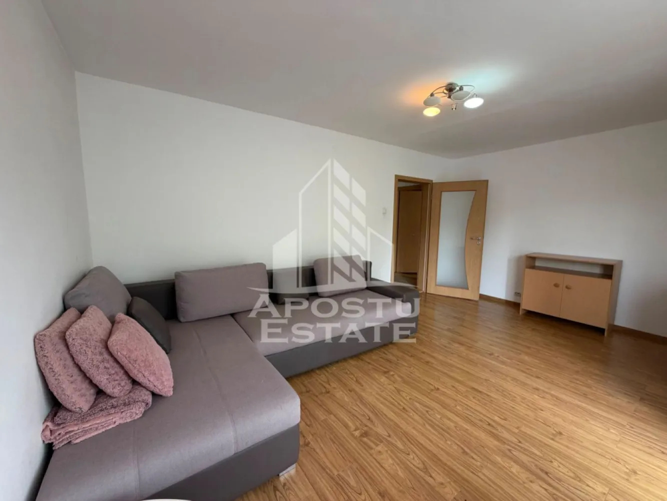 Apartament cu 3 camere de vanzare , Etaj intermediar,Lipovei,Timisoara - Agenţia imobiliara Apostu Estate va propune spre vânzare un apartament nou cu 3 camere decomandate , situat în zona Lippovei ,una dintre cele mai căutate zone din Timisoara . Ideal atât pentru locuinţa proprie , cat si pentru investiție

Imobilul este situat la etajul 3 din 4 ,având o suprafață utilă de 70 mp

Compartimentare :
-Bucătărie complet mobilata 
-Living mobilat cu balcon închis 
-Dormitor matrimonial mobilat cu balcon închis 
-Dormitor secundar mobilat cu balcon închis 
-Baie cu cadă 
-Grup sanitar de serviciu 
-3 balcoane închise cu termopan 

Apartamentul se vinde complet mobilat , conform pozelor

Apartamentul dispune de centrală termică proprie, oferind un control complet asupra costurilor de întreținere și a confortului termic.

Beneficii suplimentare :
- Compartimentare funcțională si moderna 
- Zona perfectă pentru locuit sau investiţie
-Aer condiționat
-Rulouri 

Vecinătății :
-Școala gimnaziala nr 7 
-Lidl
-Iulius Mall
-Stații de autobuz 

Pentru mai multe detalii si programarea unei vizionari , va stam cu drag la dispoziţie .

Agenţia imobiliara Apostu Estate vă oferă consultanta bancara gratuita prin intermediul colaboratorilor noştri pentru alegerea celui mai potrivit tip de credit , astfel încât tu să devii noul proprietar al acestui apartament
ID INTERN: CP3213452