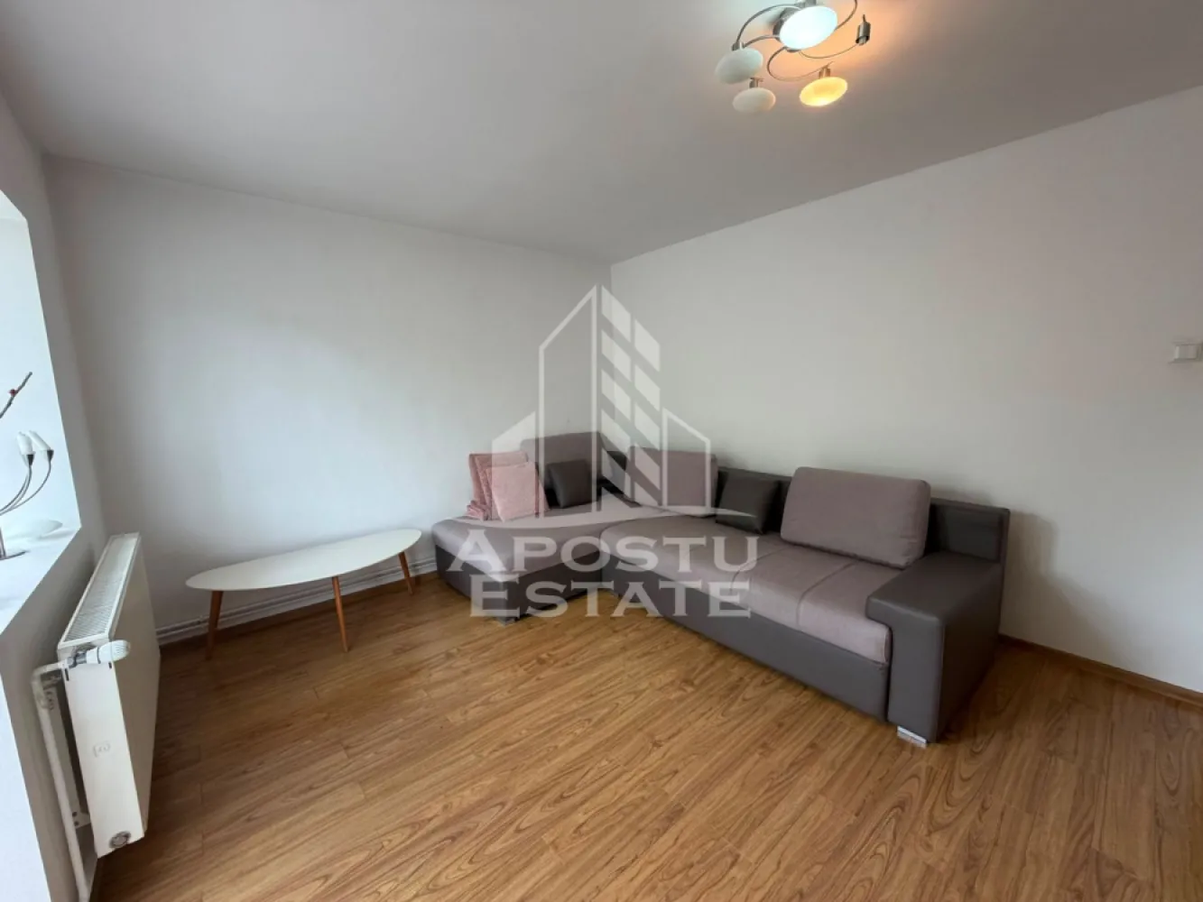 Apartament cu 3 camere de vanzare , Etaj intermediar,Lipovei,Timisoara - Agenţia imobiliara Apostu Estate va propune spre vânzare un apartament nou cu 3 camere decomandate , situat în zona Lippovei ,una dintre cele mai căutate zone din Timisoara . Ideal atât pentru locuinţa proprie , cat si pentru investiție

Imobilul este situat la etajul 3 din 4 ,având o suprafață utilă de 70 mp

Compartimentare :
-Bucătărie complet mobilata 
-Living mobilat cu balcon închis 
-Dormitor matrimonial mobilat cu balcon închis 
-Dormitor secundar mobilat cu balcon închis 
-Baie cu cadă 
-Grup sanitar de serviciu 
-3 balcoane închise cu termopan 

Apartamentul se vinde complet mobilat , conform pozelor

Apartamentul dispune de centrală termică proprie, oferind un control complet asupra costurilor de întreținere și a confortului termic.

Beneficii suplimentare :
- Compartimentare funcțională si moderna 
- Zona perfectă pentru locuit sau investiţie
-Aer condiționat
-Rulouri 

Vecinătății :
-Școala gimnaziala nr 7 
-Lidl
-Iulius Mall
-Stații de autobuz 

Pentru mai multe detalii si programarea unei vizionari , va stam cu drag la dispoziţie .

Agenţia imobiliara Apostu Estate vă oferă consultanta bancara gratuita prin intermediul colaboratorilor noştri pentru alegerea celui mai potrivit tip de credit , astfel încât tu să devii noul proprietar al acestui apartament
ID INTERN: CP3213452