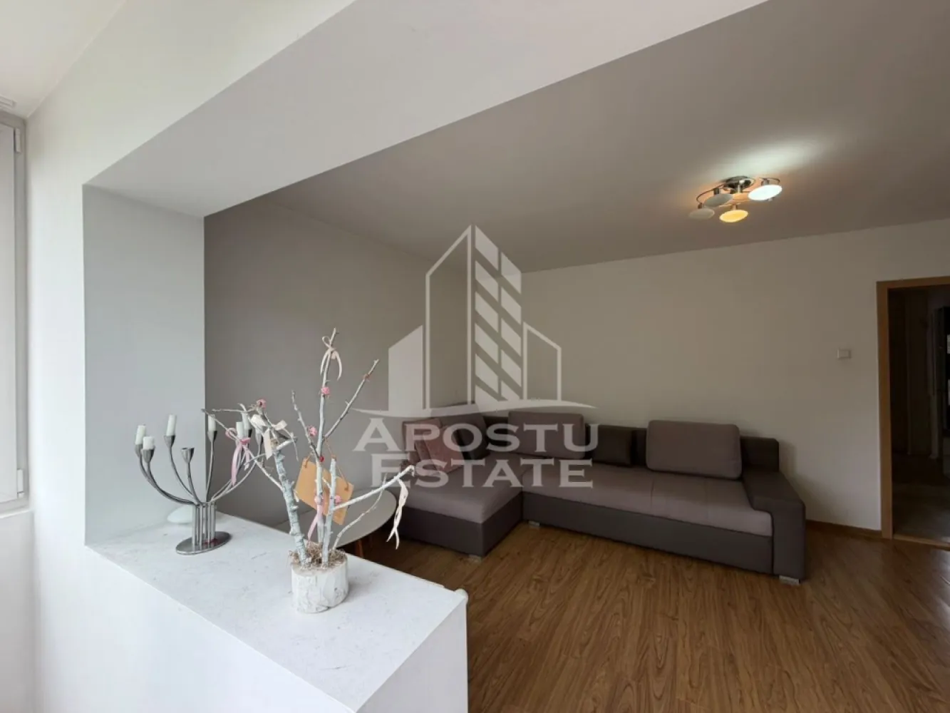 Apartament cu 3 camere de vanzare , Etaj intermediar,Lipovei,Timisoara - Agenţia imobiliara Apostu Estate va propune spre vânzare un apartament nou cu 3 camere decomandate , situat în zona Lippovei ,una dintre cele mai căutate zone din Timisoara . Ideal atât pentru locuinţa proprie , cat si pentru investiție

Imobilul este situat la etajul 3 din 4 ,având o suprafață utilă de 70 mp

Compartimentare :
-Bucătărie complet mobilata 
-Living mobilat cu balcon închis 
-Dormitor matrimonial mobilat cu balcon închis 
-Dormitor secundar mobilat cu balcon închis 
-Baie cu cadă 
-Grup sanitar de serviciu 
-3 balcoane închise cu termopan 

Apartamentul se vinde complet mobilat , conform pozelor

Apartamentul dispune de centrală termică proprie, oferind un control complet asupra costurilor de întreținere și a confortului termic.

Beneficii suplimentare :
- Compartimentare funcțională si moderna 
- Zona perfectă pentru locuit sau investiţie
-Aer condiționat
-Rulouri 

Vecinătății :
-Școala gimnaziala nr 7 
-Lidl
-Iulius Mall
-Stații de autobuz 

Pentru mai multe detalii si programarea unei vizionari , va stam cu drag la dispoziţie .

Agenţia imobiliara Apostu Estate vă oferă consultanta bancara gratuita prin intermediul colaboratorilor noştri pentru alegerea celui mai potrivit tip de credit , astfel încât tu să devii noul proprietar al acestui apartament
ID INTERN: CP3213452