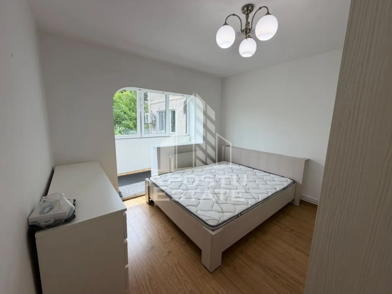 Apartament cu 3 camere de vanzare , Etaj intermediar,Lipovei,Timisoara - Agenţia imobiliara Apostu Estate va propune spre vânzare un apartament nou cu 3 camere decomandate , situat în zona Lippovei ,una dintre cele mai căutate zone din Timisoara . Ideal atât pentru locuinţa proprie , cat si pentru investiție

Imobilul este situat la etajul 3 din 4 ,având o suprafață utilă de 70 mp

Compartimentare :
-Bucătărie complet mobilata 
-Living mobilat cu balcon închis 
-Dormitor matrimonial mobilat cu balcon închis 
-Dormitor secundar mobilat cu balcon închis 
-Baie cu cadă 
-Grup sanitar de serviciu 
-3 balcoane închise cu termopan 

Apartamentul se vinde complet mobilat , conform pozelor

Apartamentul dispune de centrală termică proprie, oferind un control complet asupra costurilor de întreținere și a confortului termic.

Beneficii suplimentare :
- Compartimentare funcțională si moderna 
- Zona perfectă pentru locuit sau investiţie
-Aer condiționat
-Rulouri 

Vecinătății :
-Școala gimnaziala nr 7 
-Lidl
-Iulius Mall
-Stații de autobuz 

Pentru mai multe detalii si programarea unei vizionari , va stam cu drag la dispoziţie .

Agenţia imobiliara Apostu Estate vă oferă consultanta bancara gratuita prin intermediul colaboratorilor noştri pentru alegerea celui mai potrivit tip de credit , astfel încât tu să devii noul proprietar al acestui apartament
ID INTERN: CP3213452