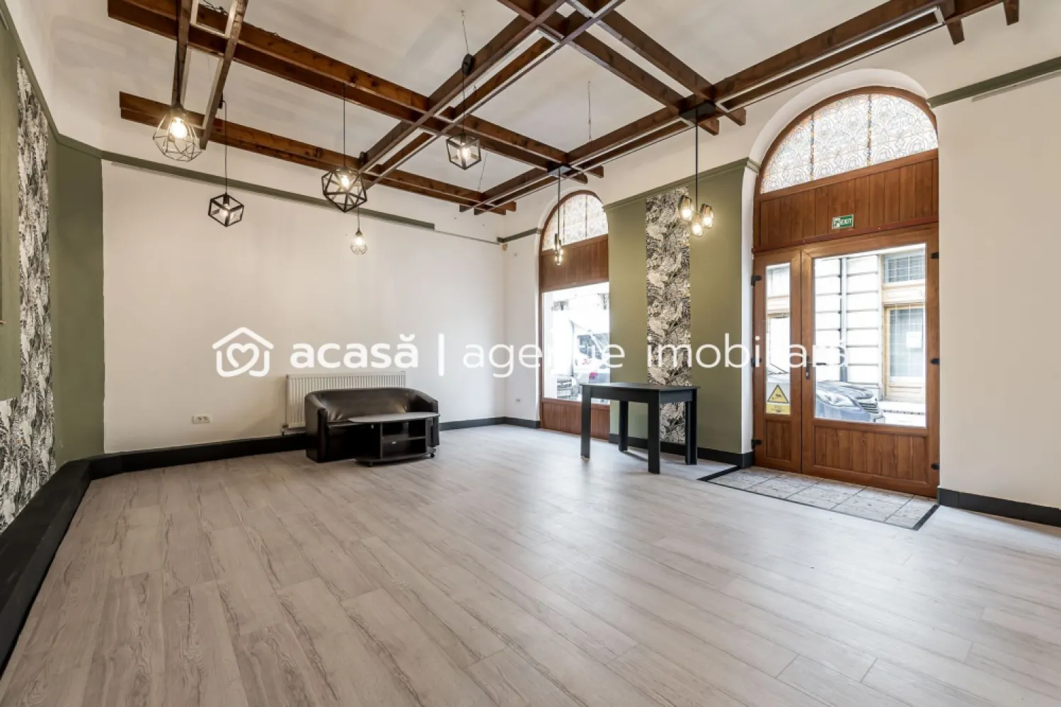 Spatiu comercial - str. Cicio Pop - 97 mp - COMISION 0 - Vă propunem spre vânzare un spațiu comercial cu poziționare excelentă, situat central în Arad, pe strada Cicio Pop, la doar câțiva pași de Piața Catedralei și de Bulevardul Revoluției. Proprietatea are o suprafață construită de 97 mp conform CF și este compusă din două unități distincte, fiecare cu intrare separată, dar care sunt și conectate între ele, oferind flexibilitate maximă în utilizare. Această compartimentare permite desfășurarea a două activități diferite sau organizarea eficientă a unui singur business cu zone separate (recepție/birouri/showroom/depozitare etc.). Una dintre unități dispune de mezanin datorita tavanului înalt ceea ce mărește considerabil suprafața utilă și oferă un avantaj important în amenajare și optimizarea spațiului. (Același lucru se poate face si pentru cealaltă unitate) Spațiul dispune de: - Instalații electrice complet refăcute - Centrală termică proprie pe gaz - Conectare la toate utilitățile Clădirea în care este situat imobilul are acoperișul și fațada renovate recent, un plus major atât din punct de vedere estetic, cât și al investiției pe termen lung. Datorită poziției centrale, vizibilității foarte bune și compartimentării inteligente, spațiul este pretabil pentru orice tip de afacere: cabinet medical, birouri, salon, magazin, showroom, agenție, sediu firmă sau activități comerciale diverse. O oportunitate excelentă pentru investiție sau pentru dezvoltarea propriei afaceri într-una dintre cele mai bune zone din Arad. 📞 Pentru mai multe informații și pentru programarea unei vizionări: 0755 274 519 – Daniel Hord - Consultant imobiliar Nu dispui de toată suma? Te ajutăm noi gratuit! Îți obținem oferte de la 16 bănci. Ai o proprietate de vânzare în Arad și vrei să știi cât valorează cu adevărat? Sună-mă pentru o evaluare GRATUITĂ! Birou: ACASĂ | Agenție imobiliară Arad Adresă: Bulevardul Decebal 2, Arad 310133 }}