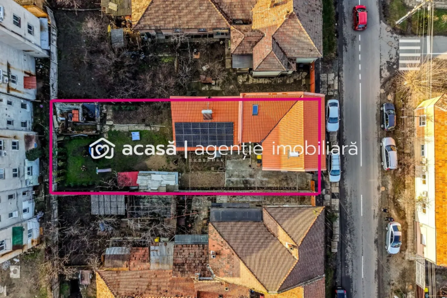 Casa la cheie in Gradiste, zona excelenta, teren 471 mp Comision 0 - Pret repozitionat Comision 0% Va propunem spre vanzare o casa solida, din caramida, situata in cel mai bine cotat cartier – Gradiste, in imediata apropiere a arterei principale Petru Rares, dar in acelasi timp ferita de trafic si zgomot. Proprietatea este amplasata pe un teren de 471 mp, avand o suprafata construita de 162 mp, si beneficiaza de toate utilitatile: gaz, curent, apa, canalizare. Casa este eficienta energetic si bine echipata si izolata, dispunand de: panouri fotovoltaice de 6 kW centrala proprie pe gaz centrala pe lemne, oferind posibilitatea de a alege sursa de incalzire in functie de preferinte Compartimentare: 2 dormitoare, sufragerie, hol, baie Separat: bucatarie, baie, camara, camera tehnica, pivnita Zona este ideala pentru locuit, oferind liniste, acces rapid catre punctele de interes si un cadru rezidential de calitate. 📞 Pentru detalii și programarea unei vizionări: Blaga Flavius – 0754467525 Consultant imobiliar acreditat APAIR (Asociația Profesională a Agenților Imobiliari din România) Nu dispui de toată suma? Te ajutăm noi gratuit! Îți obținem oferte de la 16 bănci. Ai o proprietate de vânzare în Arad și vrei să știi cât valorează cu adevărat? Birou: ACASĂ | Agenție imobiliară Arad Adresă: Bulevardul Decebal 2, Arad 310133 }}