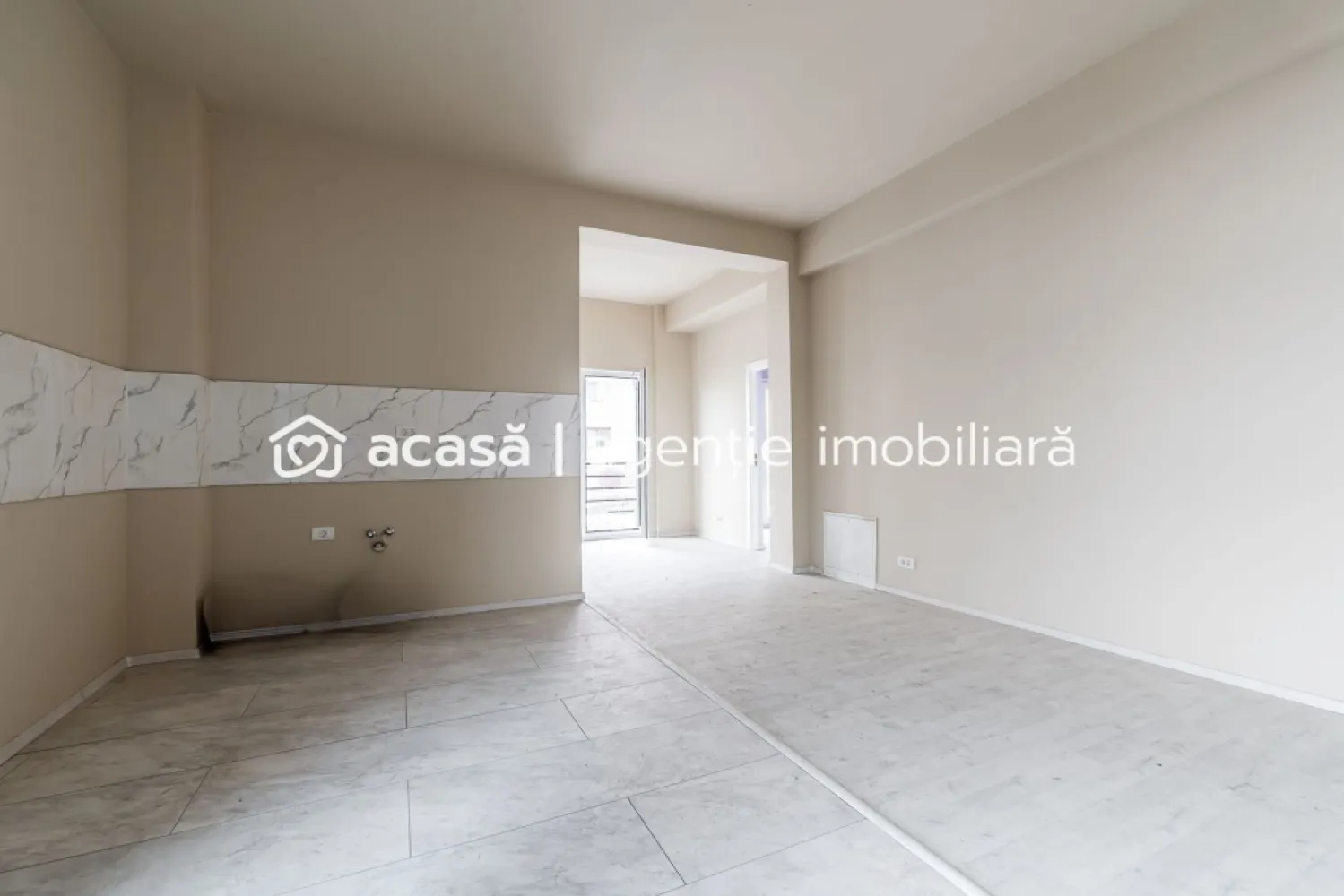 Apartament in bloc nou la INTIM etaj 2 cu loc de parcare Comision 0 - Comision 0% Preț repoziționat Se oferă spre vânzare apartament cu 1 dormitor, situat într-un bloc nou construit, în zona Intim, la etajul 2, într-un imobil modern, cu lift. Apartamentul este bine compartimentat și luminos, având: living cu bucătărie open space dormitor baie balcon foarte spațios Incalzirea este in pardoseala si se face cu centrala proprie pe gaz. Un mare avantaj îl reprezintă locul de parcare inclus, aspect important în zonă. Deși imobilul se află în apropierea unei intersecții foarte circulate, apartamentul este retras față de trafic, oferind liniște și intimitate, fiind ideal atât pentru locuit, cât și pentru investiție. 📍 Zonă bine conectată 🚗 Loc de parcare inclus 📈 Investiție excelentă pentru închiriere 📞 Pentru detalii și programarea unei vizionări: Blaga Flavius – 0754467525 Consultant imobiliar acreditat APAIR (Asociația Profesională a Agenților Imobiliari din România) Nu dispui de toată suma? Te ajutăm noi gratuit! Îți obținem oferte de la 16 bănci. Ai o proprietate de vânzare în Arad și vrei să știi cât valorează cu adevărat? Birou: ACASĂ | Agenție imobiliară Arad Adresă: Bulevardul Decebal 2, Arad 310133 }}