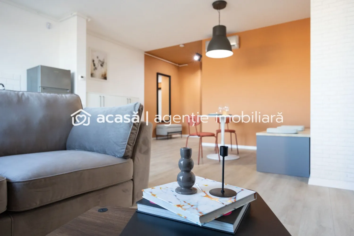 Apartament nou complex ARED City - Direct de la dezvoltator - Descoperă un apartament modern de 52 mp utili, cu balcon de 6 mp, în blocul R38 din complexul rezidențial ARED City, zona IMAR. Apartamentul este compus din: 1 dormitor, o baie, 1 living cu bucătărie open space, un balcon. Dotări premium: ✅ Smart Home – control inteligent ✅ 1 loc de parcare ✅ Complet mobilat Un proiect gândit pentru confort, tehnologie și economie pe termen lung. Preț cu TVA inclus 136.781€ Pentru detalii: Jasmina Uglesits - 0740814770 Consultant imobiliar - Agenția ACASĂ Arad Nu dispui de toată suma? Te ajutăm noi gratuit! Îți obținem oferte de la 16 bănci. Ai o proprietate de vânzare în Arad și vrei să știi cât valorează cu adevărat? Sună-mă pentru o evaluare gratuită, fără obligații. Birou: ACASĂ | Agenție imobiliară Arad Bulevardul Decebal 2, Arad 310133 }}